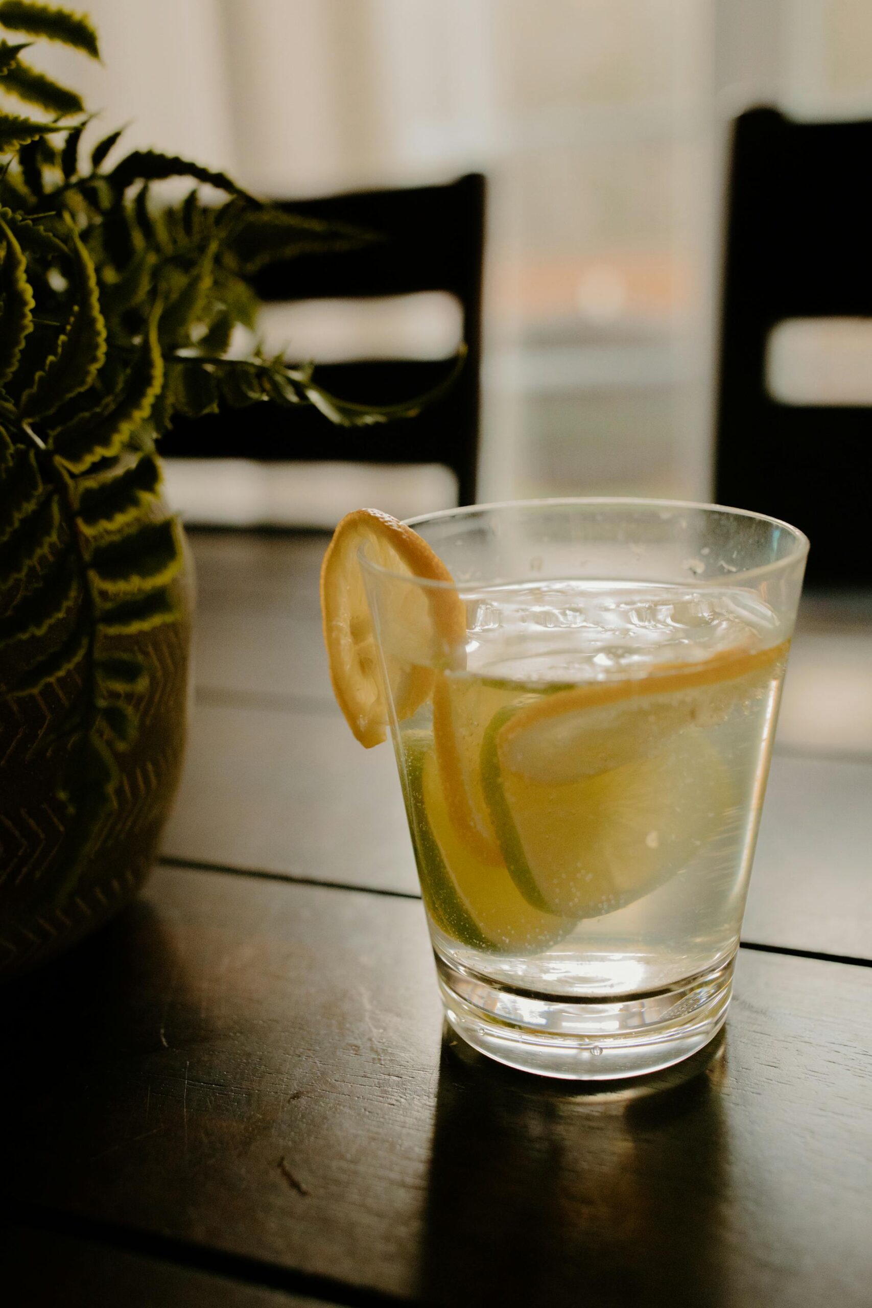 A glass of water with lemon slices on a table | Source: Pexels