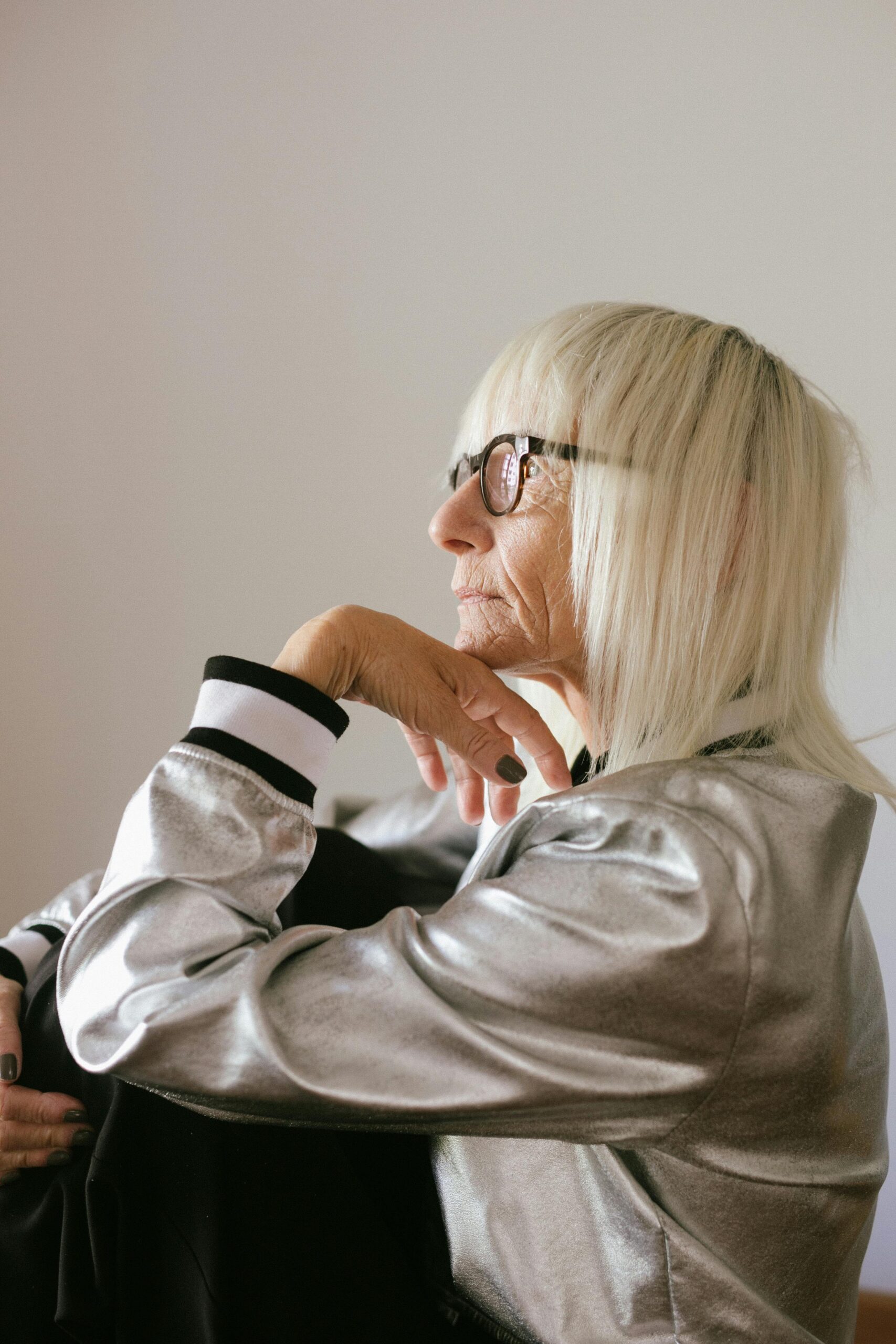 A pensive older woman watching something | Source: Pexels