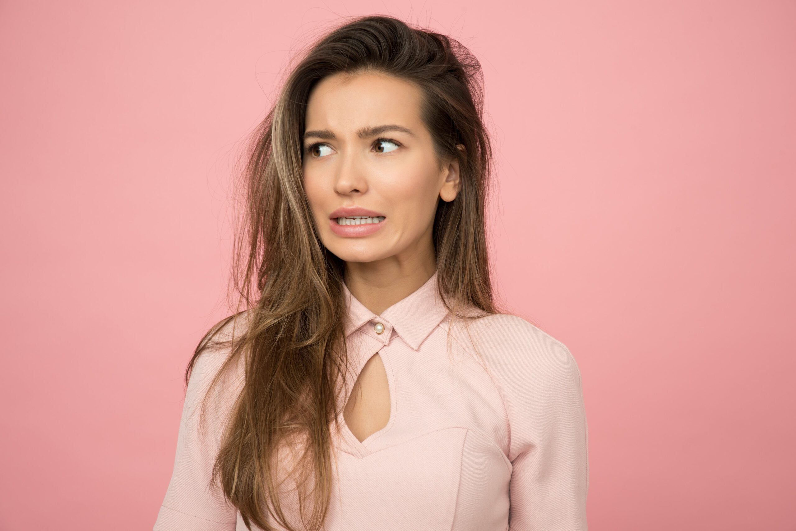 A young woman with a distressed look on her face | Source: Pexels