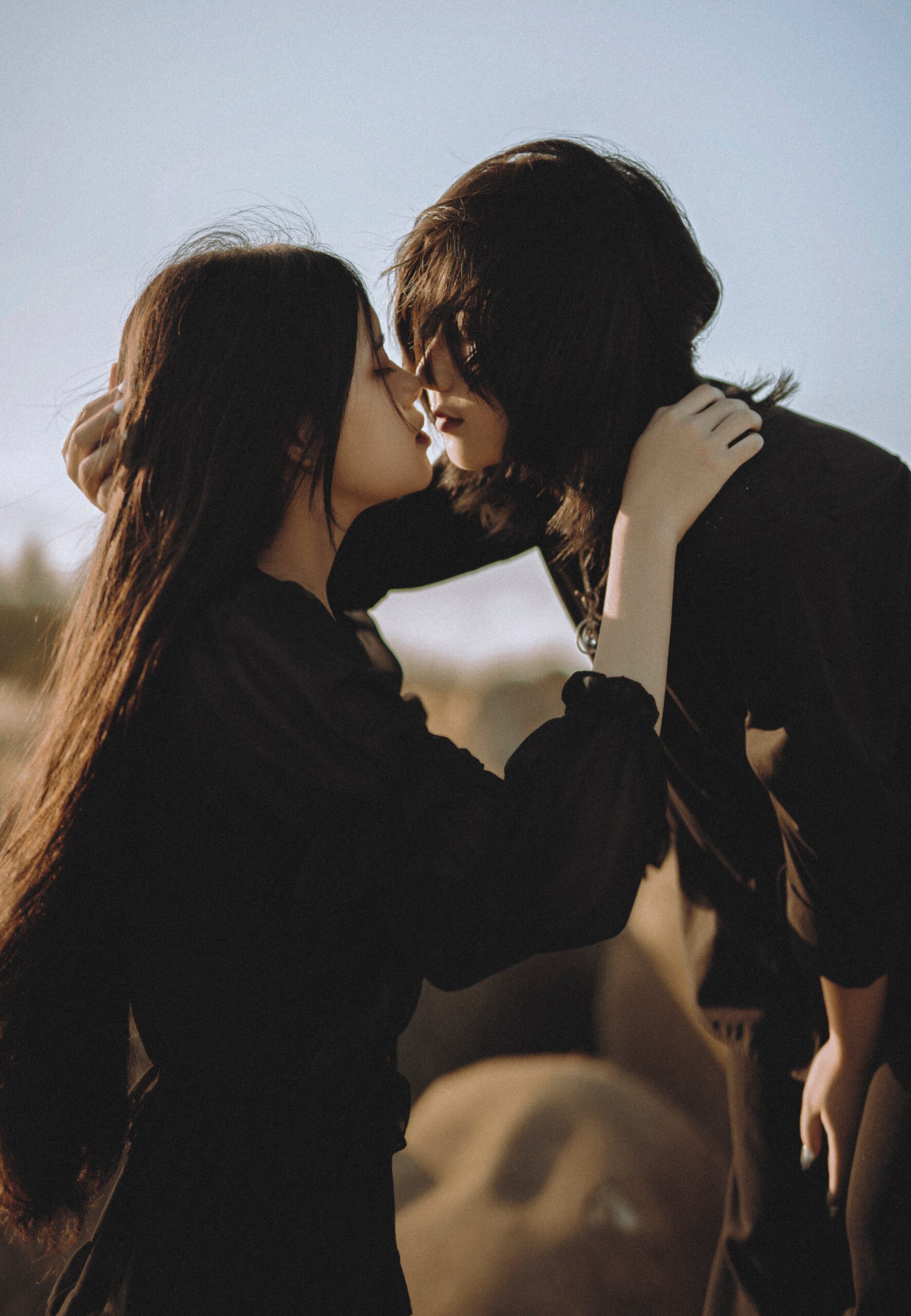 A couple leaning in for a kiss | Source: Pexels