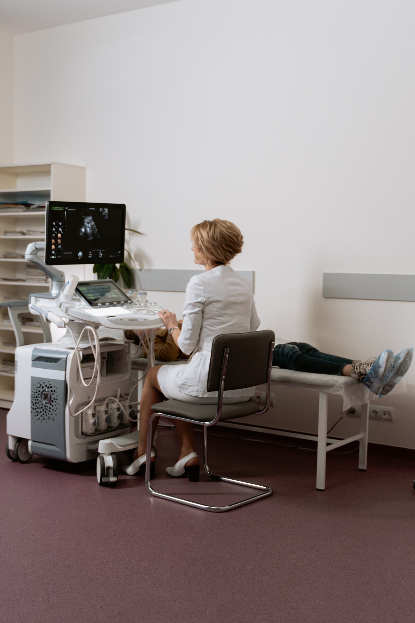 A woman going through an ultrasound | Source: Pexels