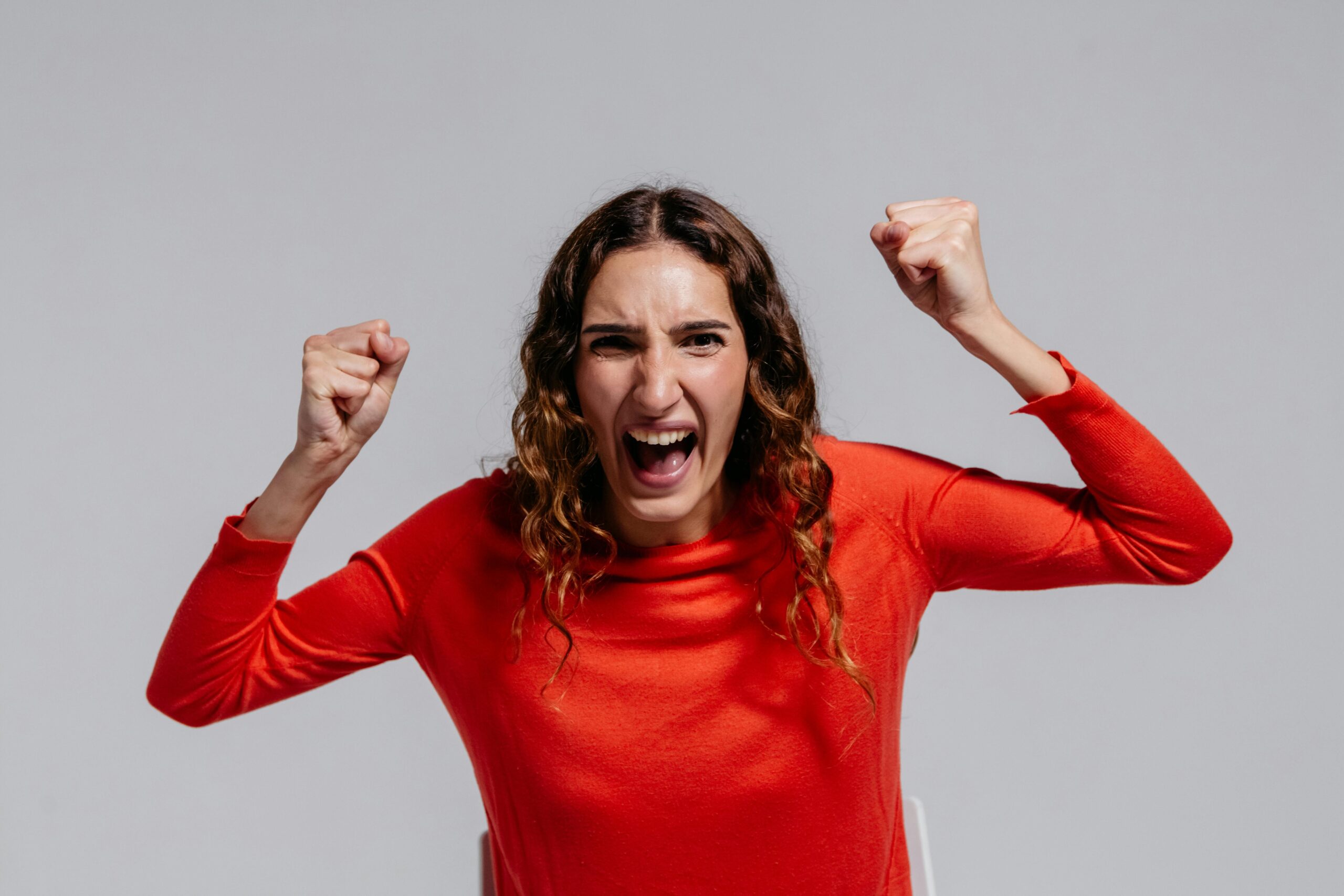 Angry woman with her hands balled into fists | Source: Pexels