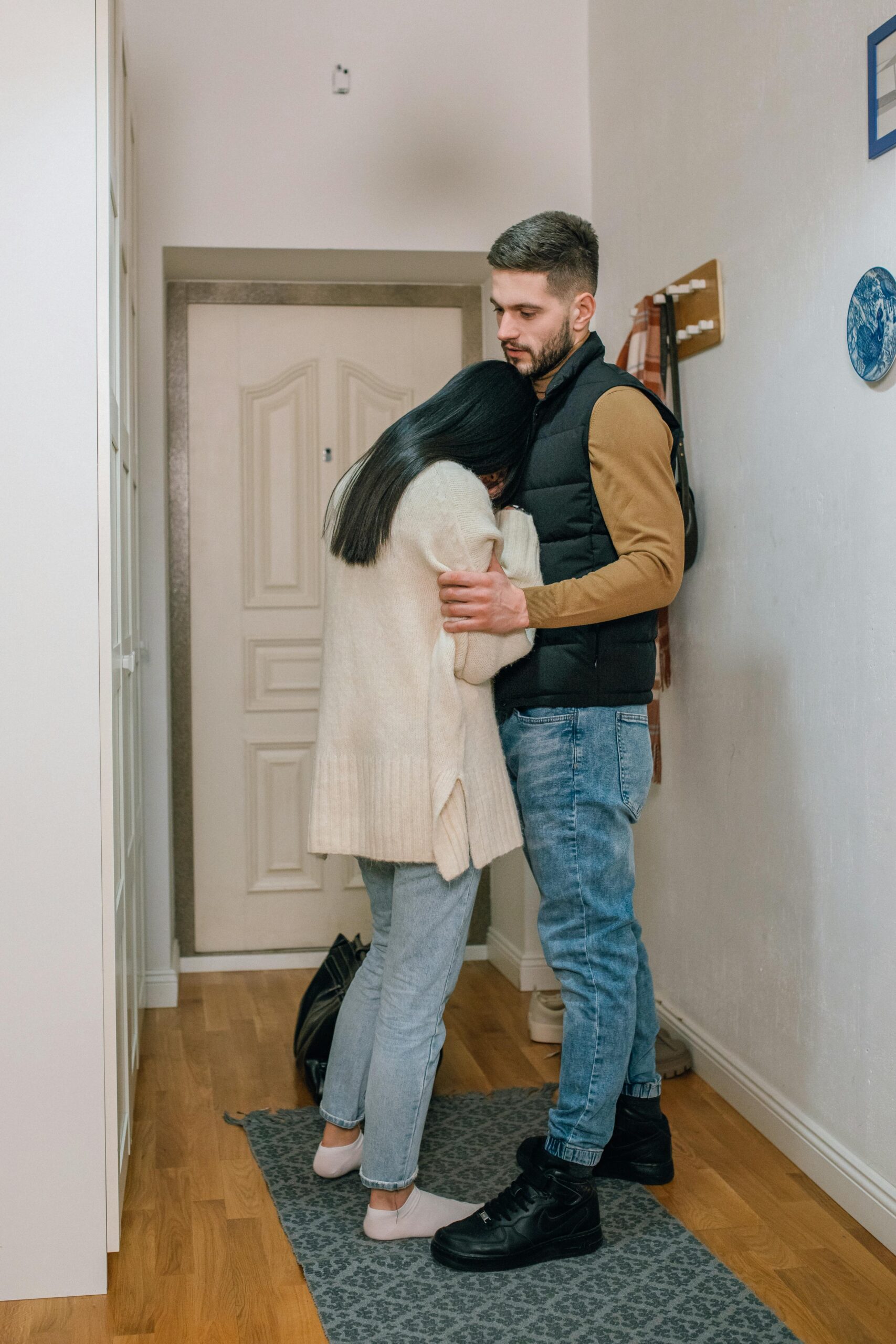 A man seems unmoved as a woman cries in his arms | Source: Pexels