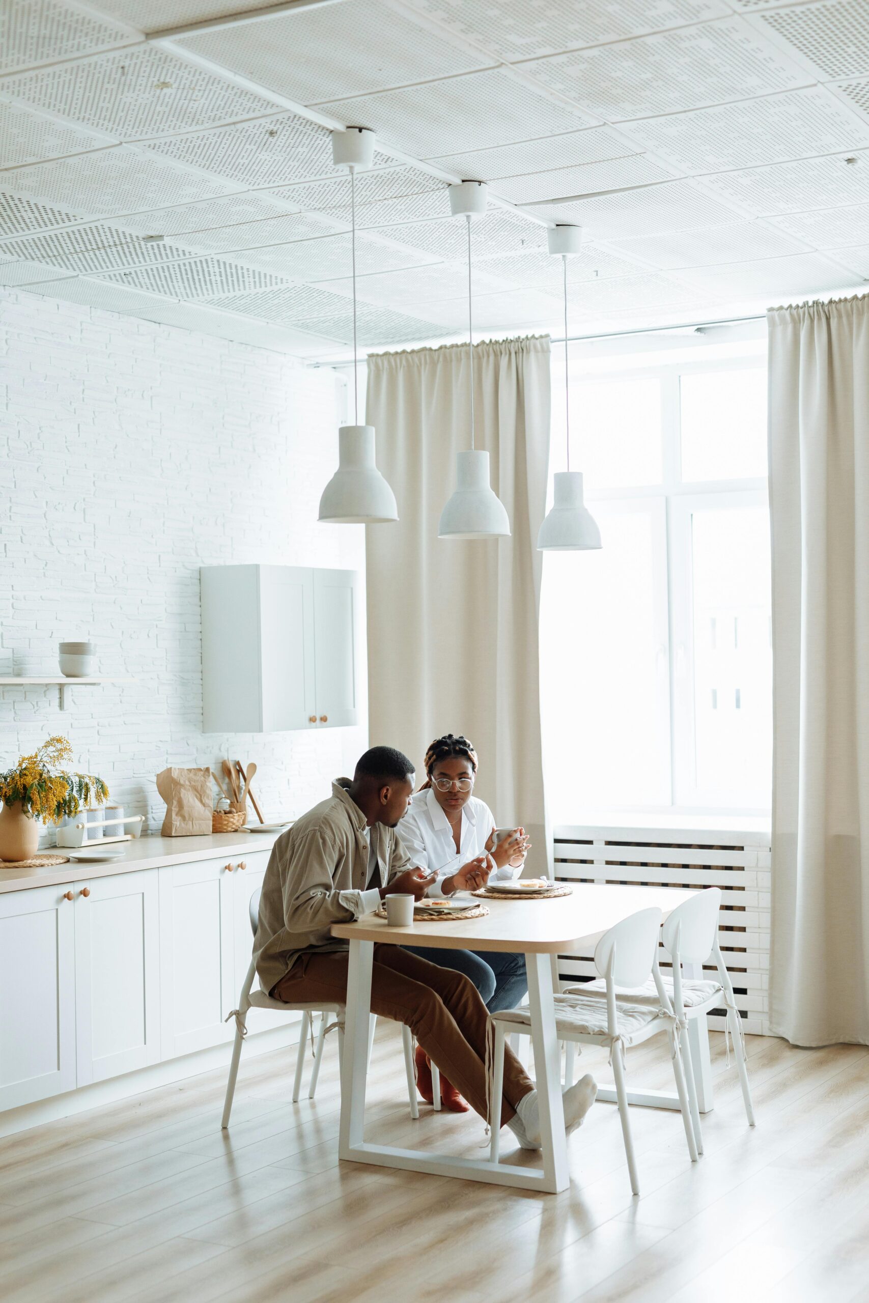 A man and a woman talking while having a meal | Source: Pexels