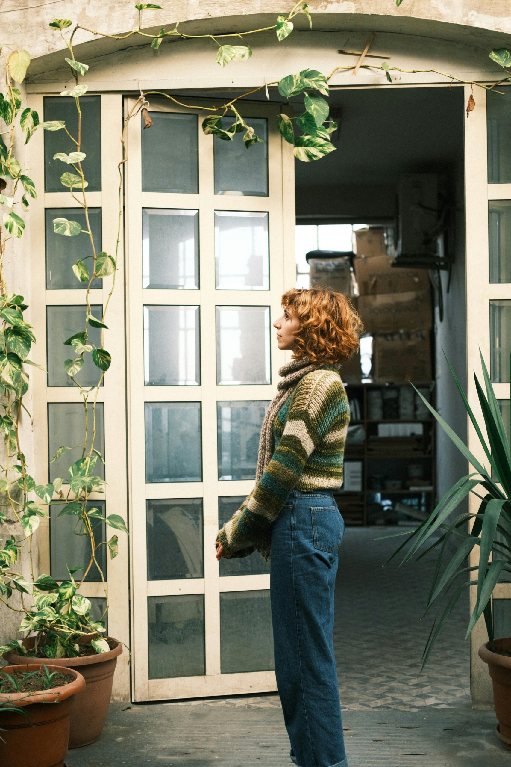 A woman standing by the doorway | Source: Pexels