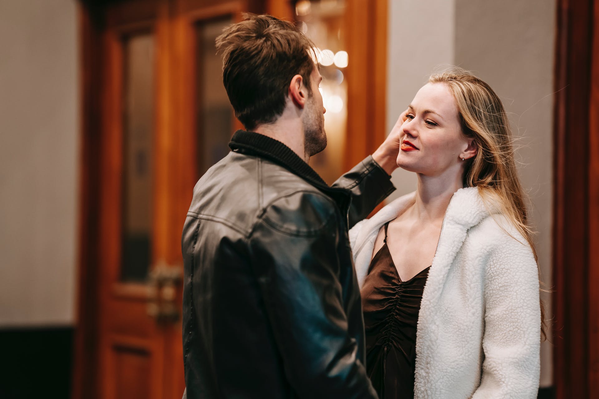 A couple standing outside a restaurant | Source: Pexels