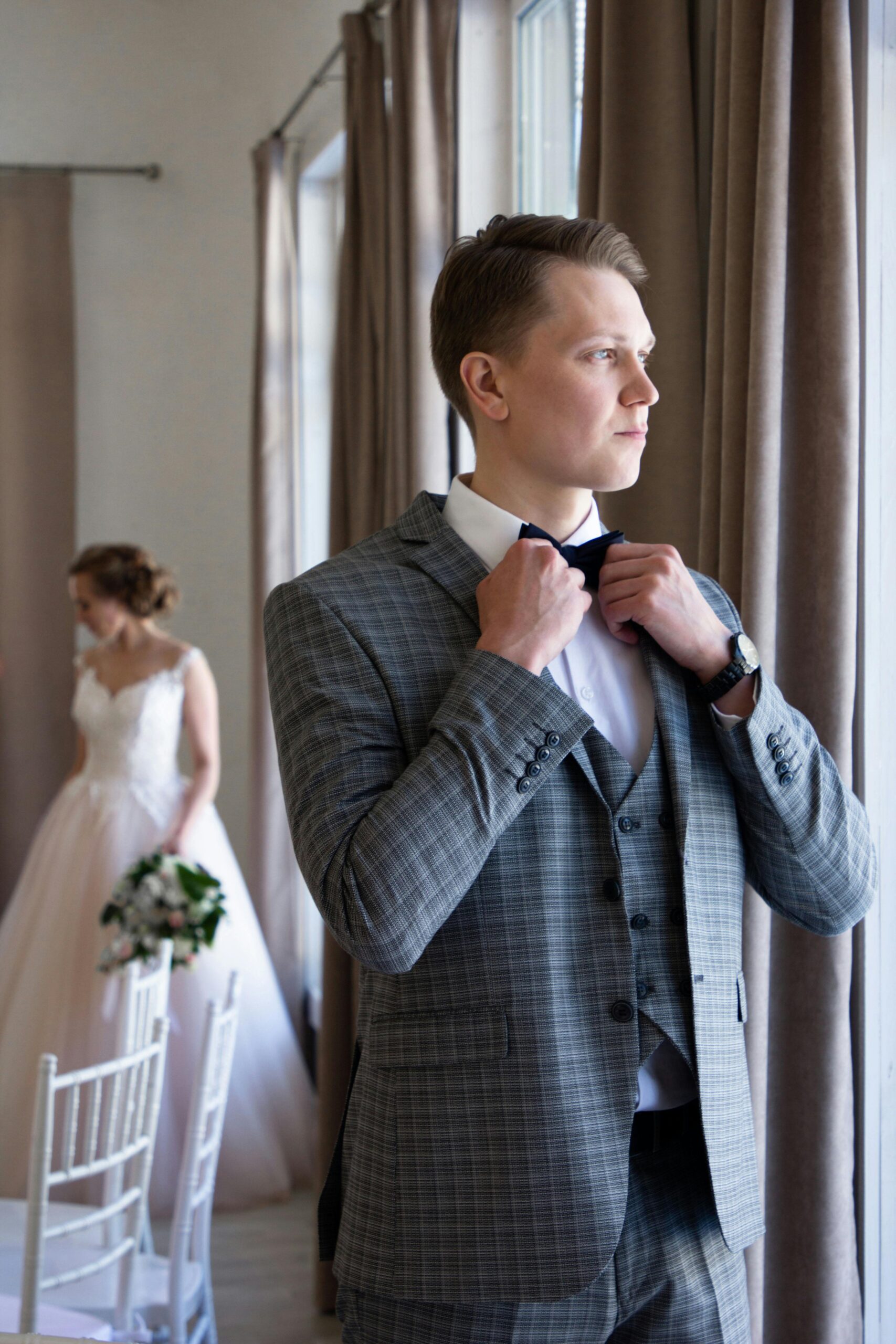 A man fixing his tie | Source: Pexels