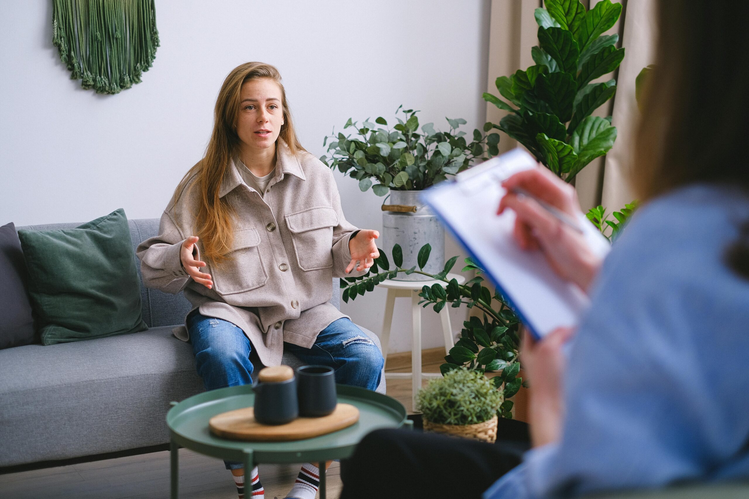 A woman explaining her problems to a psychologist | Source: Pexels