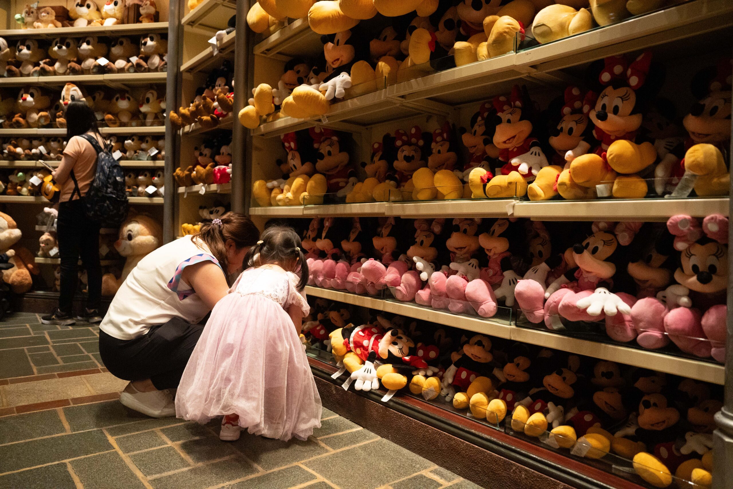 A girl and her grandmother at Disney World | Source: Getty Images