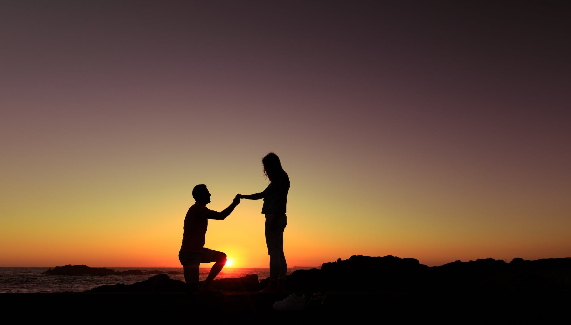 Beach proposal | Source: Pexels