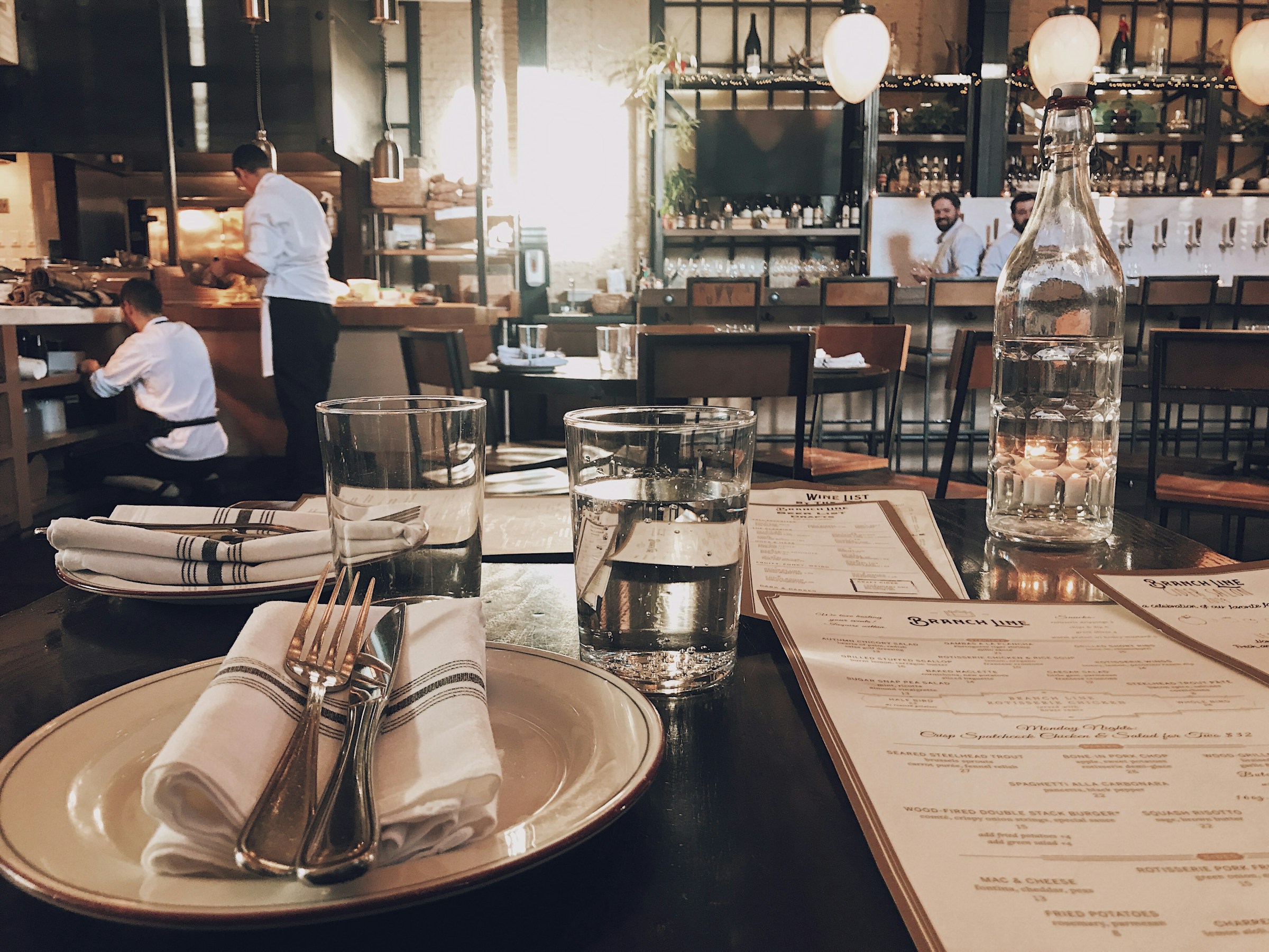 Place setting at a restaurant | Source: Unsplash