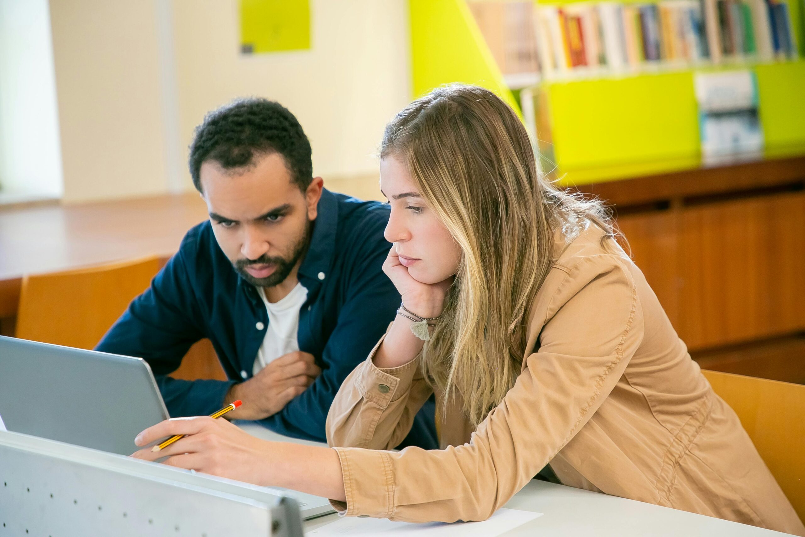 An unhappy couple using a laptop together | Source: Pexels