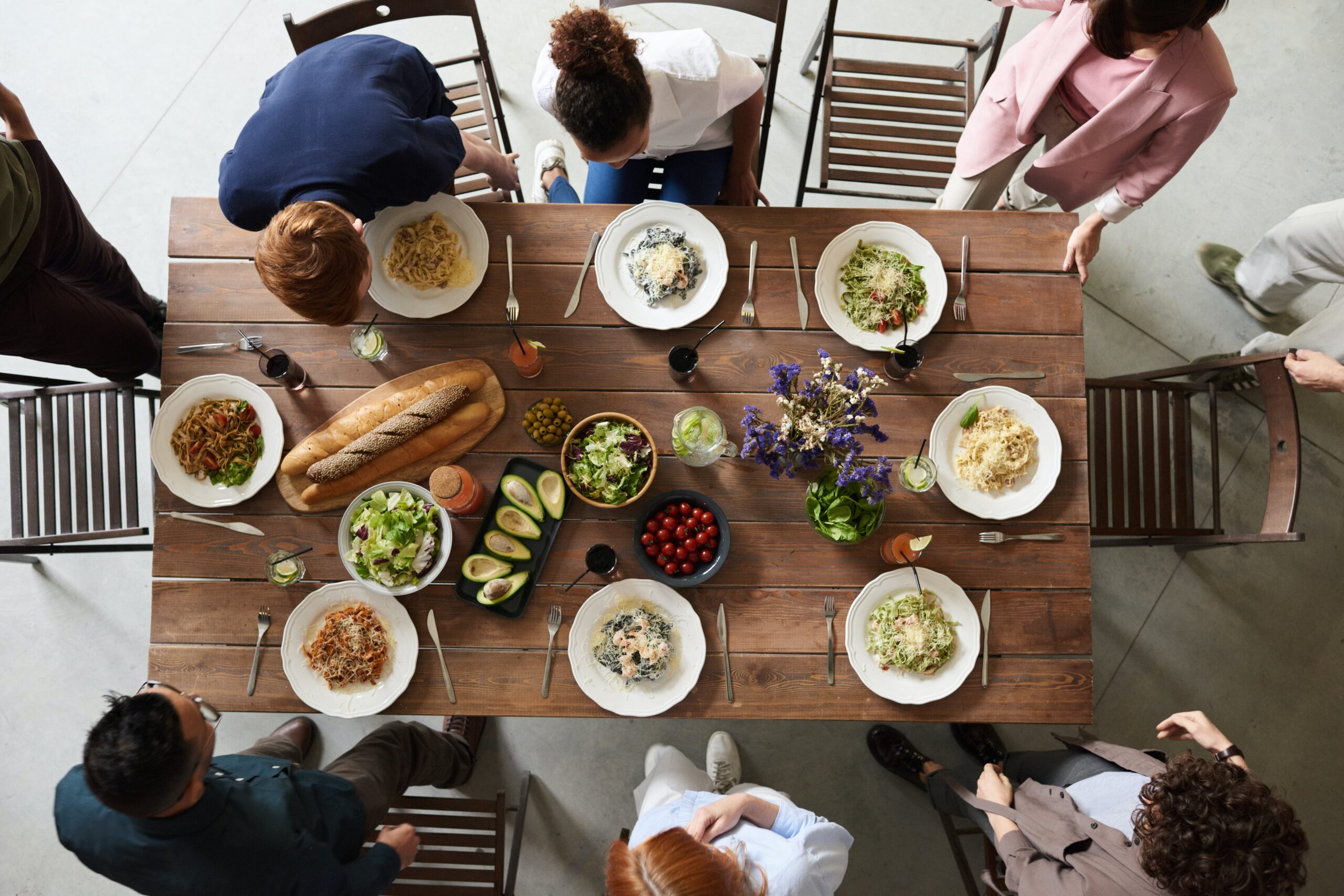 Friends sharing a meal together | Source: Pexels