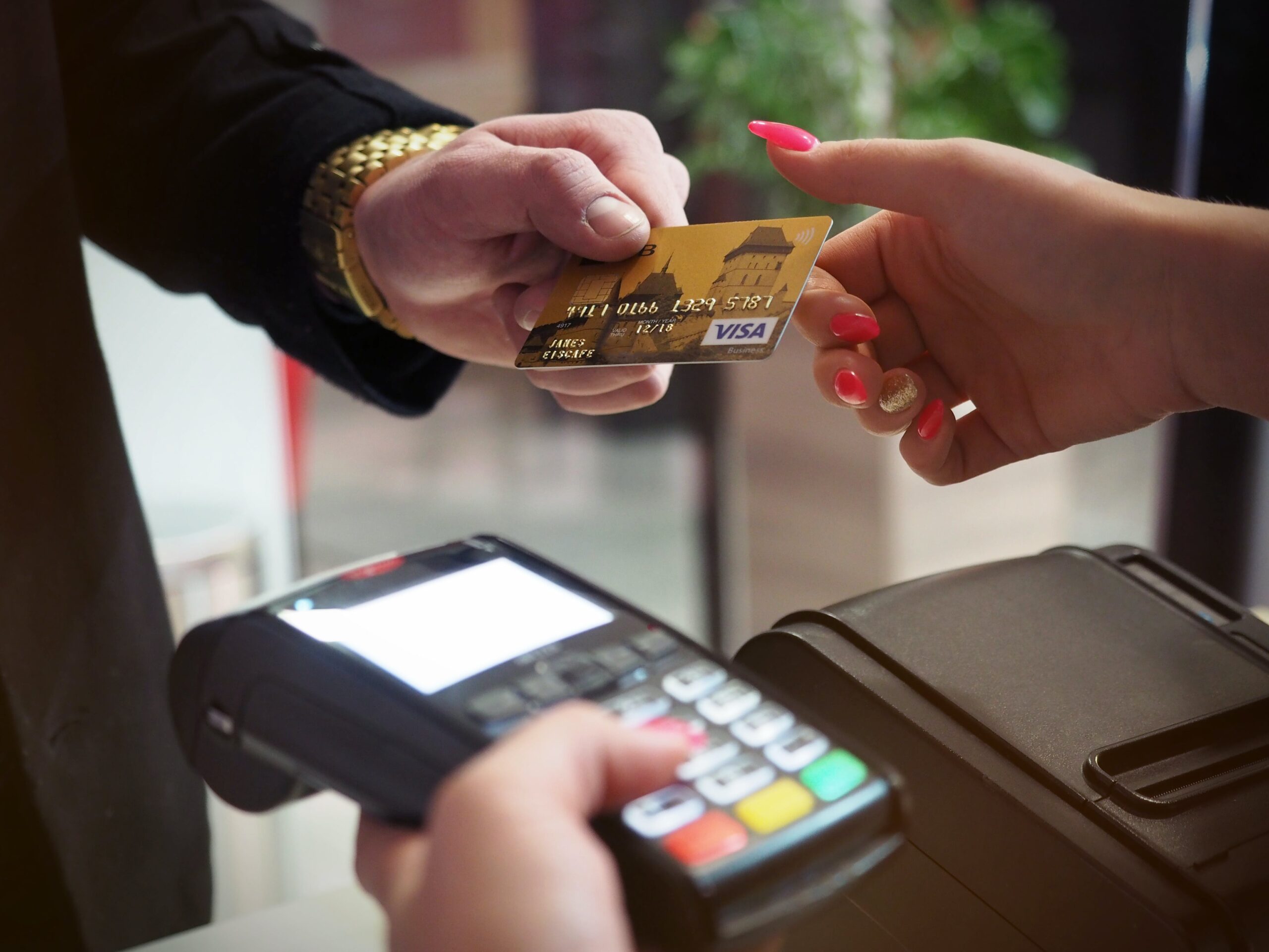 Someone paying with a credit card | Source: Pexels