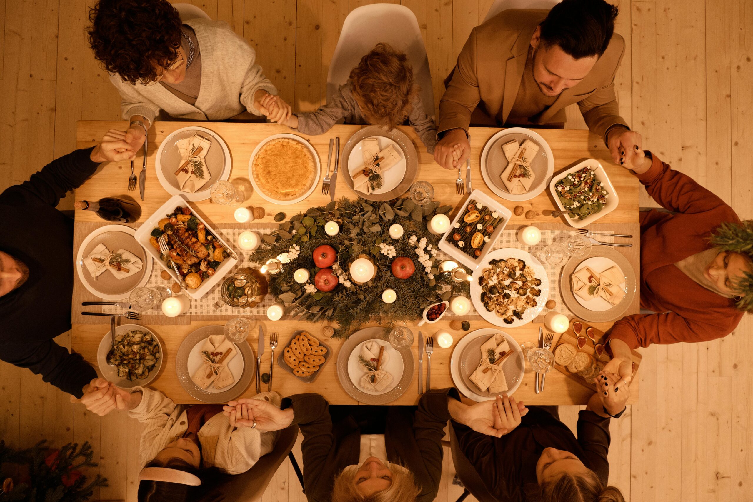 A family sitting around a table at Christmas | Source: Pexels