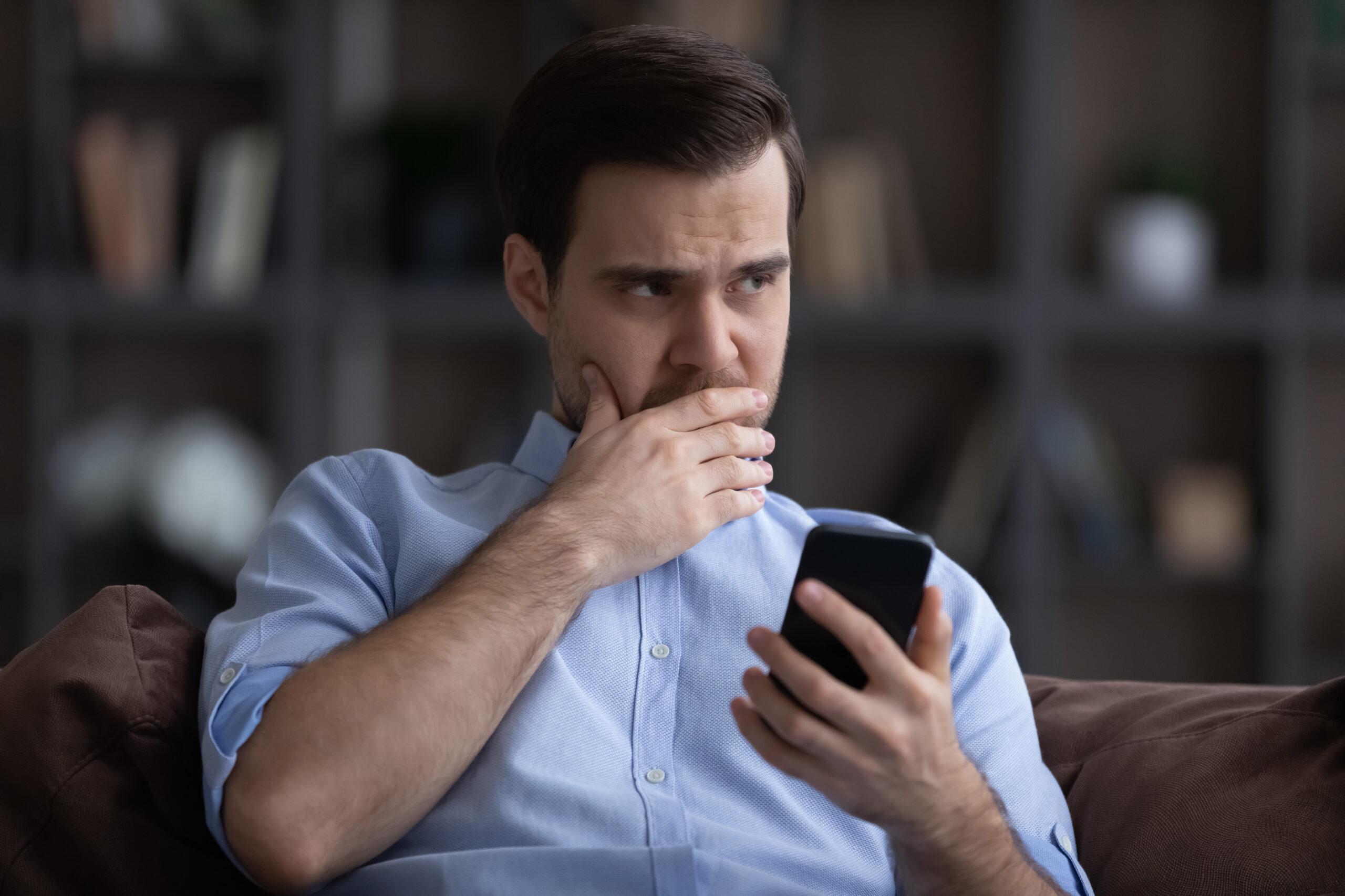 A confused man looking at his phone | Source: Getty Images