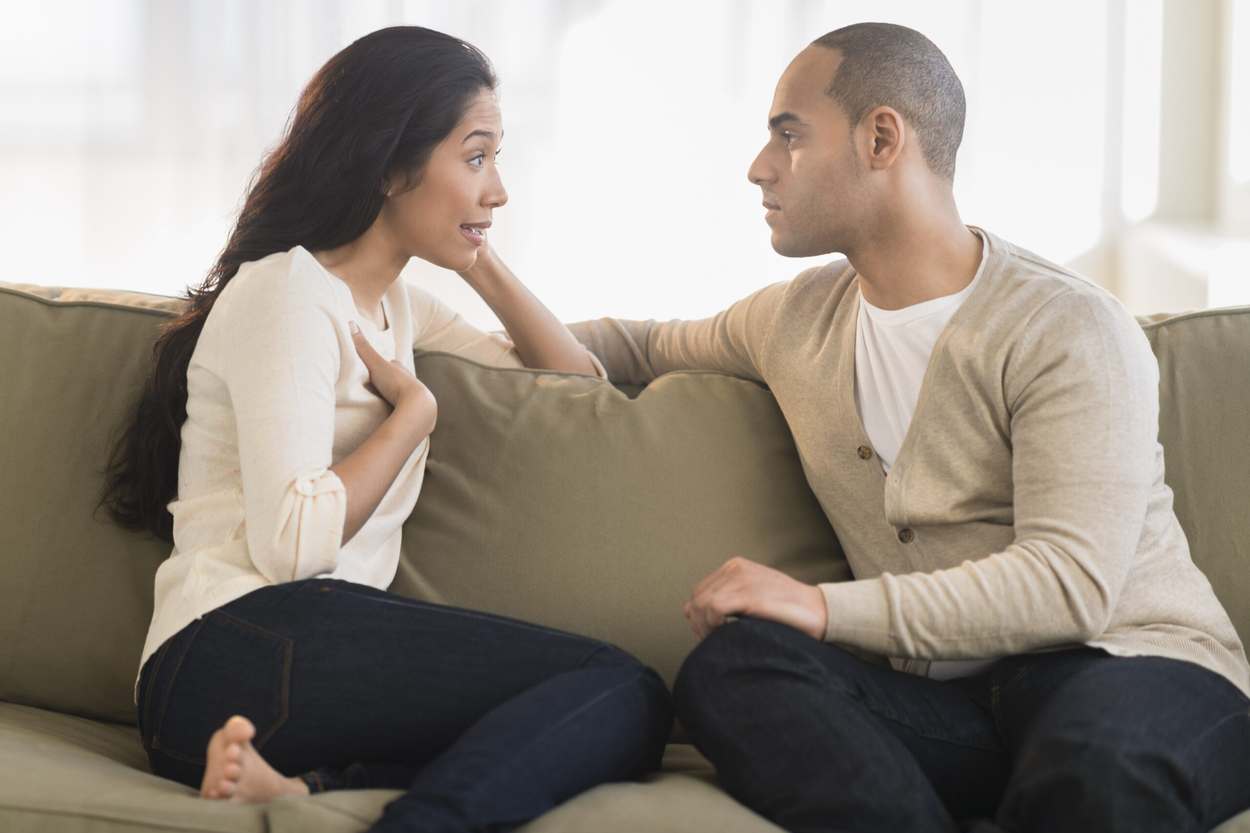 A couple having a discussion | Source: Getty Images