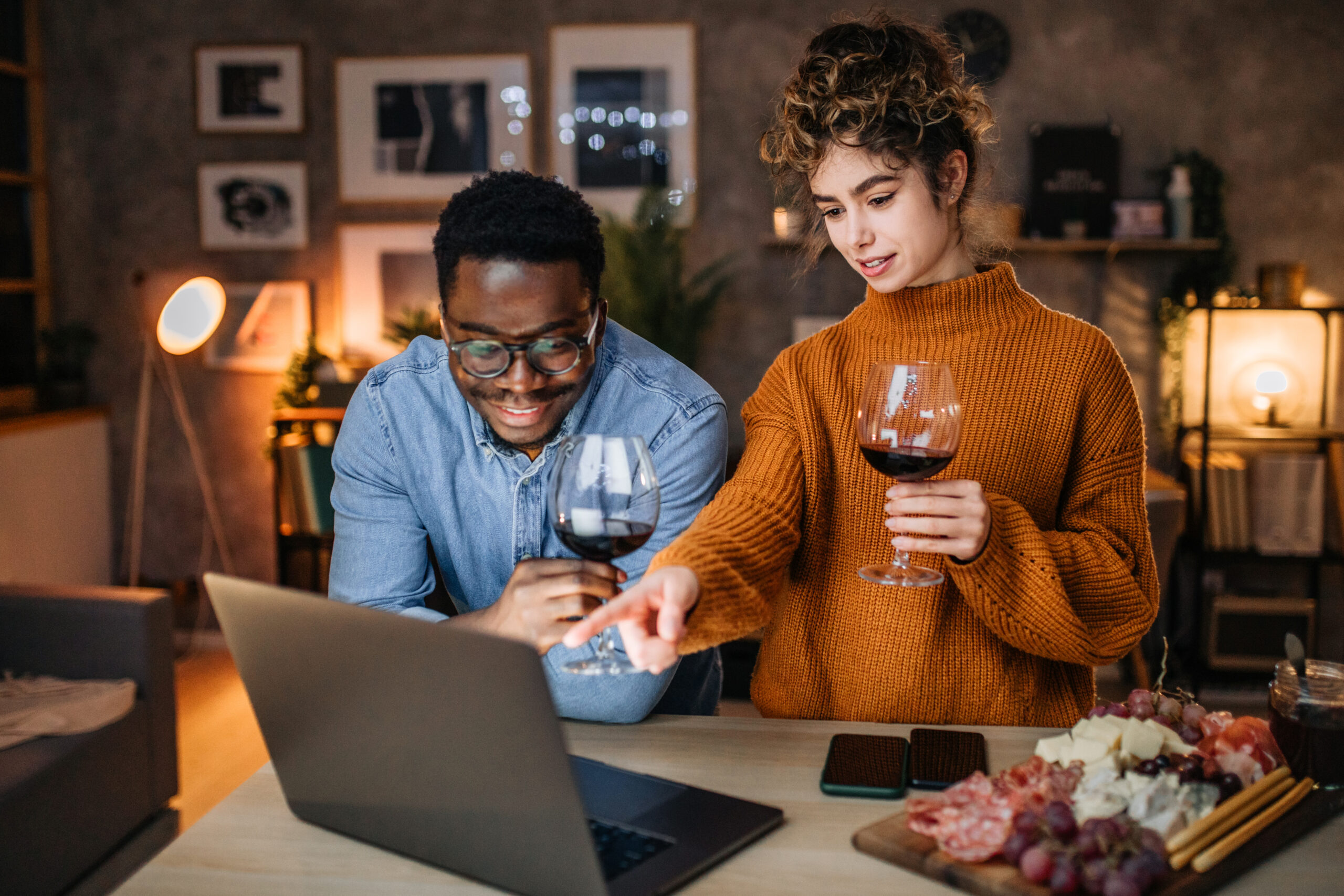 A couple looking at images on a laptop | Source: Getty Images