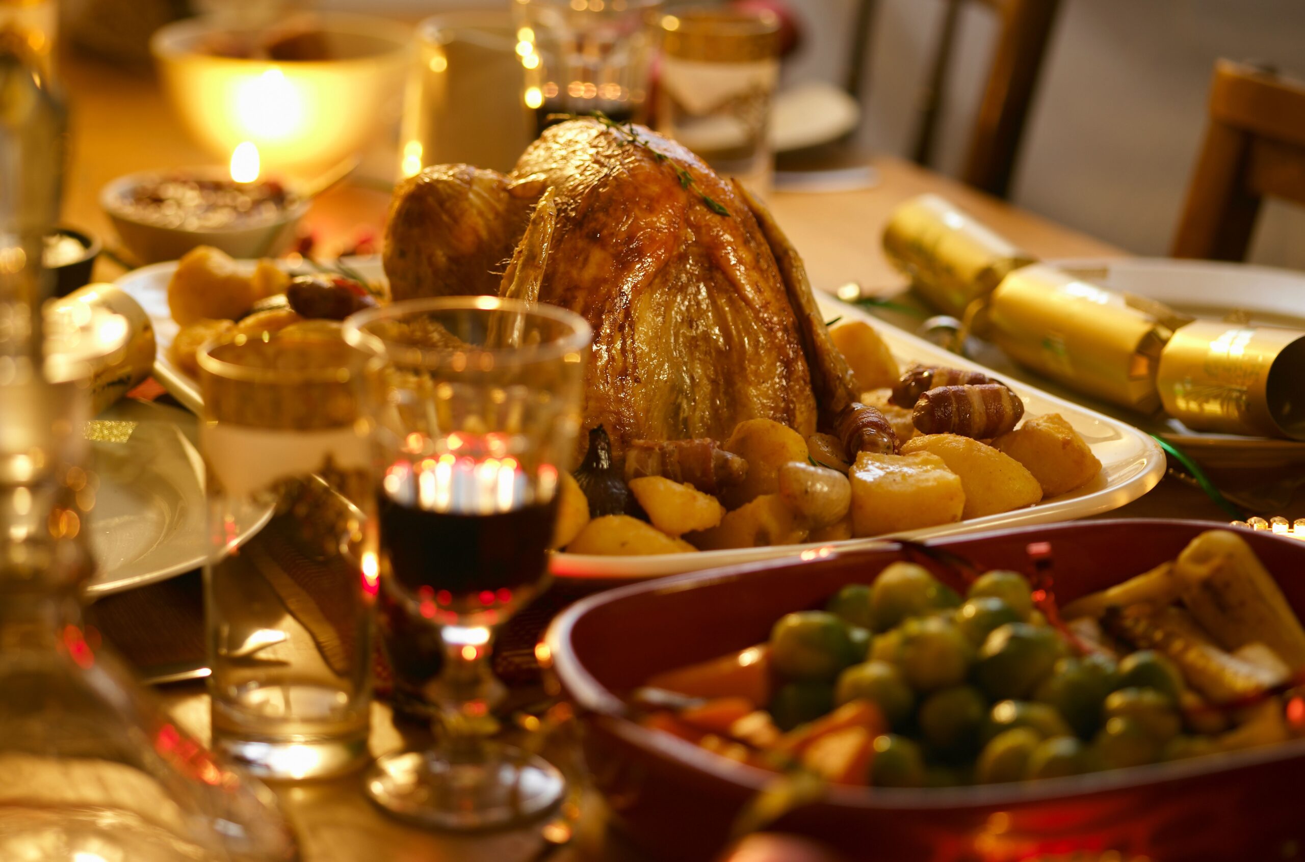 A gold dinner set-up with turkey. | Source: Getty Images