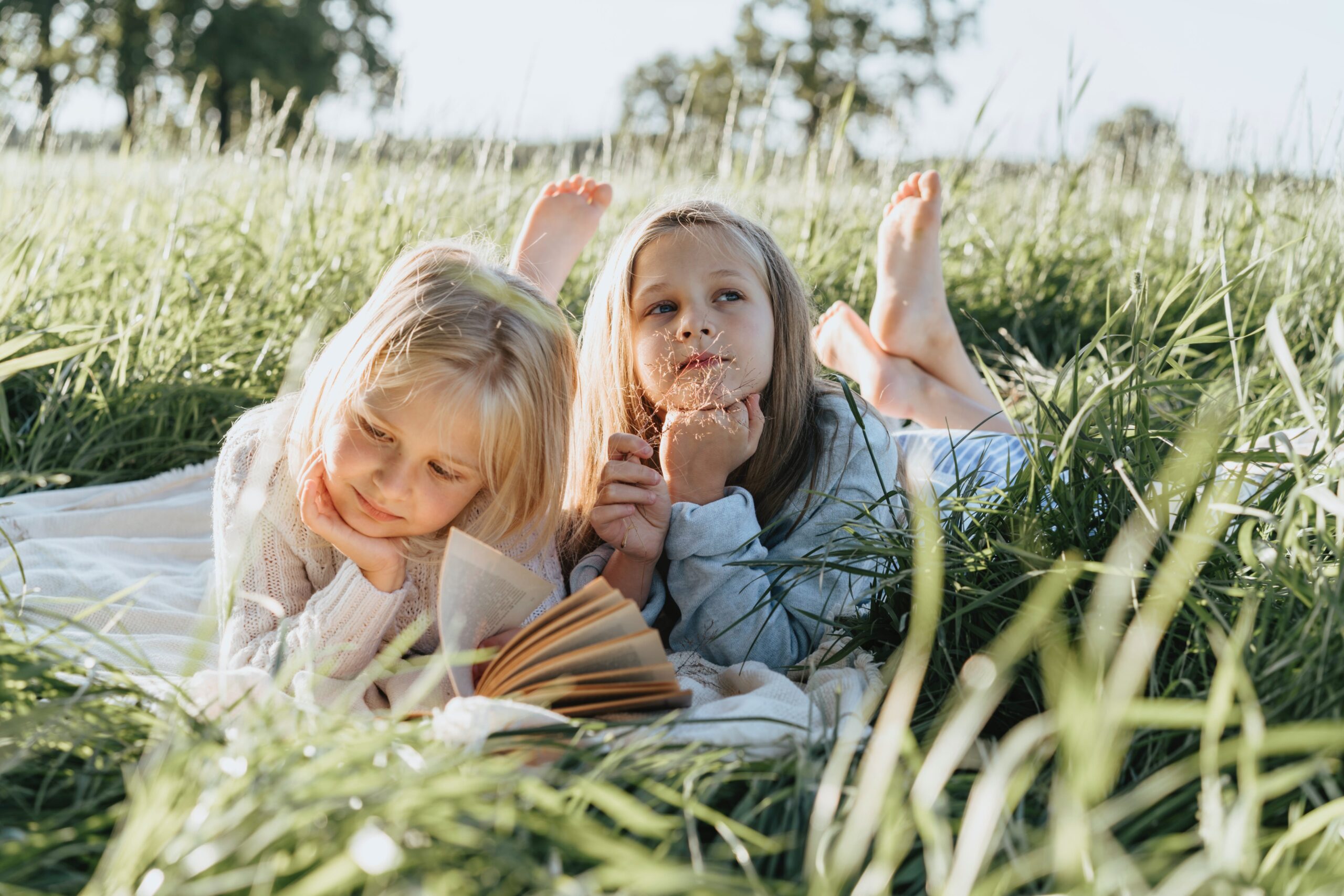 Two women enjoying the outdoors | Source: Pexels