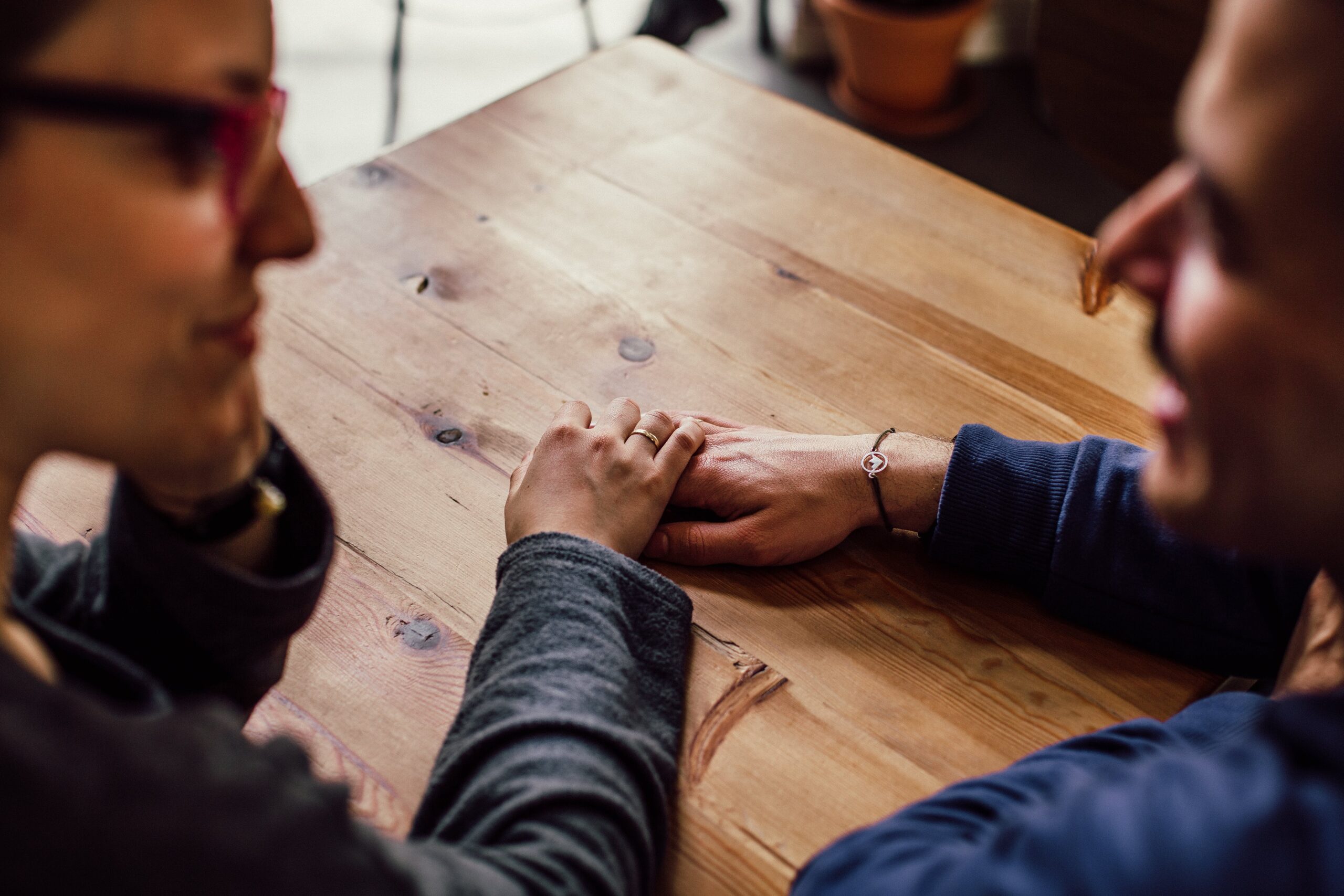 A couple talking | Source: Pexels