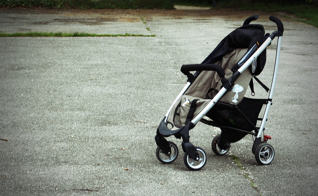 An empty baby stroller on the road | Source: Pixabay