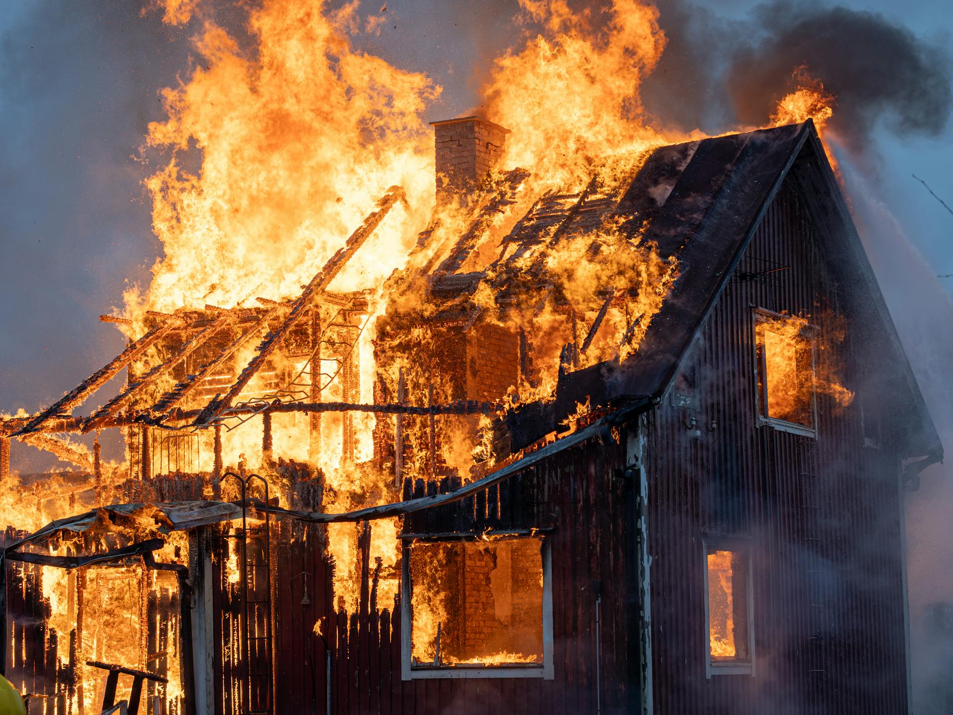 A house on fire | Source: Pexels