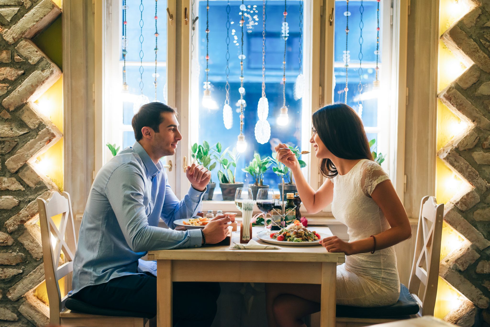 A man and woman on a date | Source: Getty Images