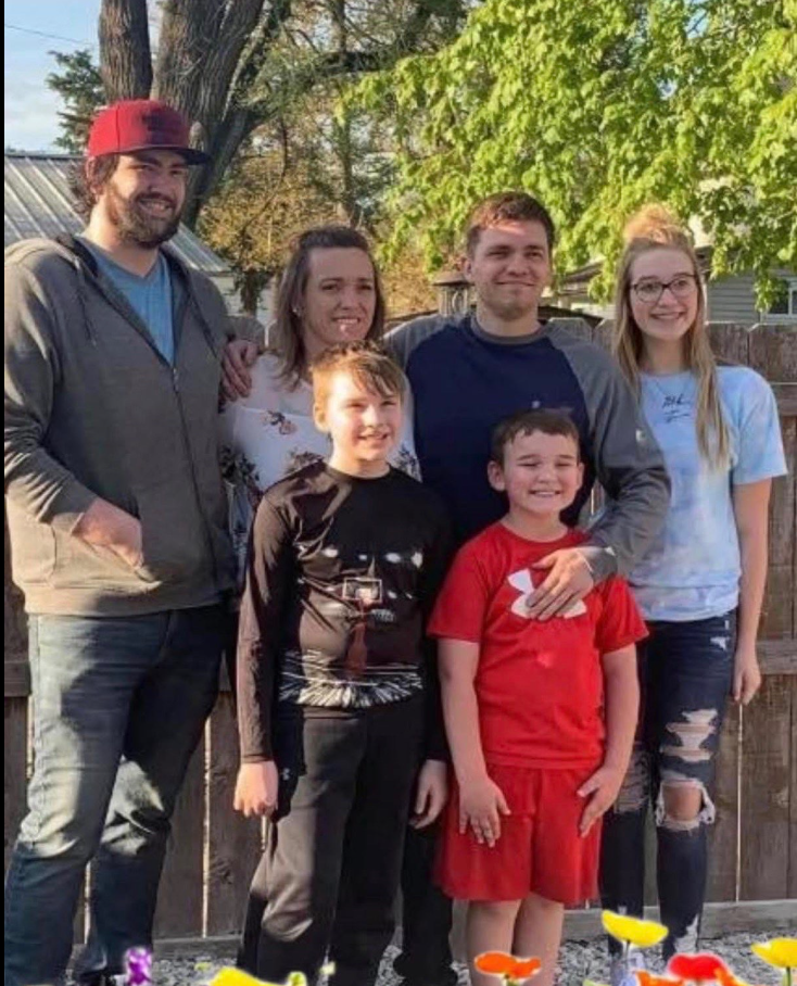 McFarland family members pose together in an undated family photo. Six relatives — Lesa McFarland, Dakota Whitlow, Austin Harris, Ryle McFarland, Mark McFarland, and Ryan McFarland Jr. — were killed in a Muscatine, Iowa, shooting spree on June 2, 2026.