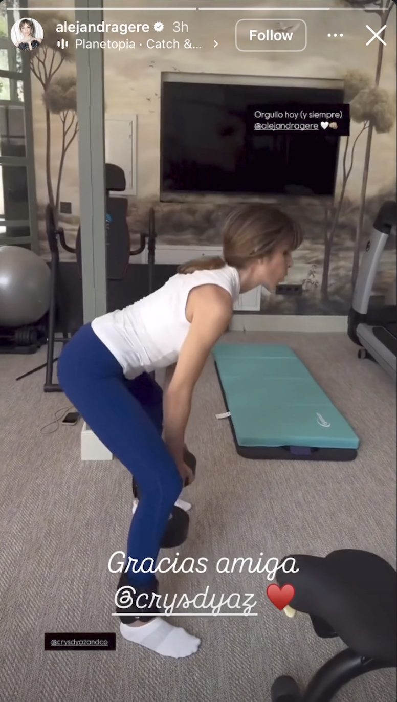Silva trains with free weights inside the dedicated fitness space, offering a glimpse into the family's day-to-day routine at their Spain home.