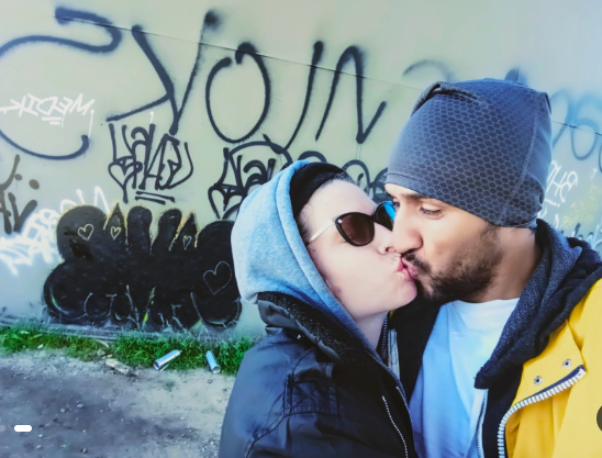 This image belongs to the final stretch of Daveigh's public story, when reports described illness, homelessness, and desperation. It is one of the last visual pieces of a life that had moved far from Hollywood's bright beginning.