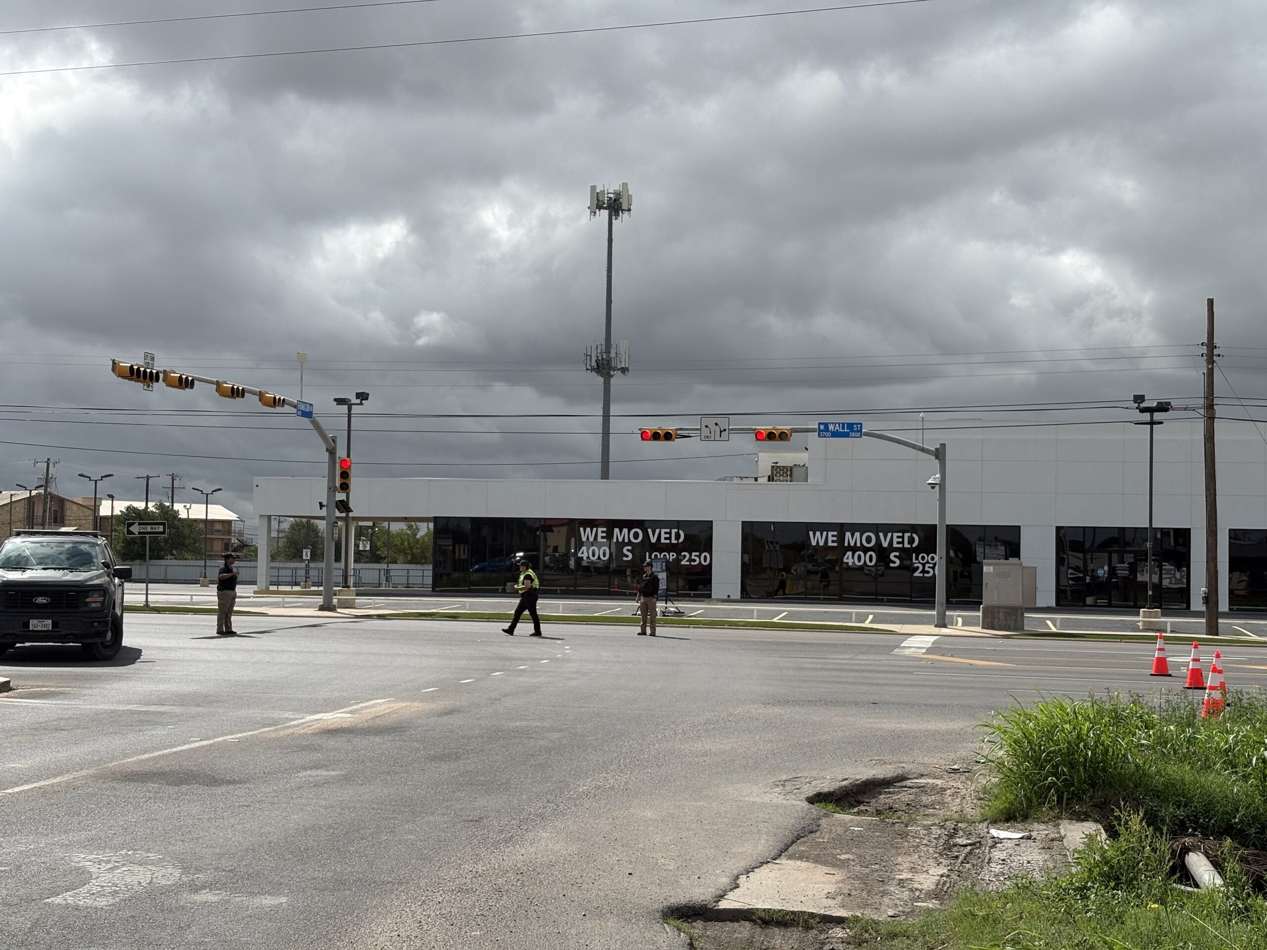 Witnesses at the scene described the difficult situation. In this photo, law enforcement officers attended the scene of an active shooter investigation on West Wall Street on June 12, 2026, in Midland, Texas.