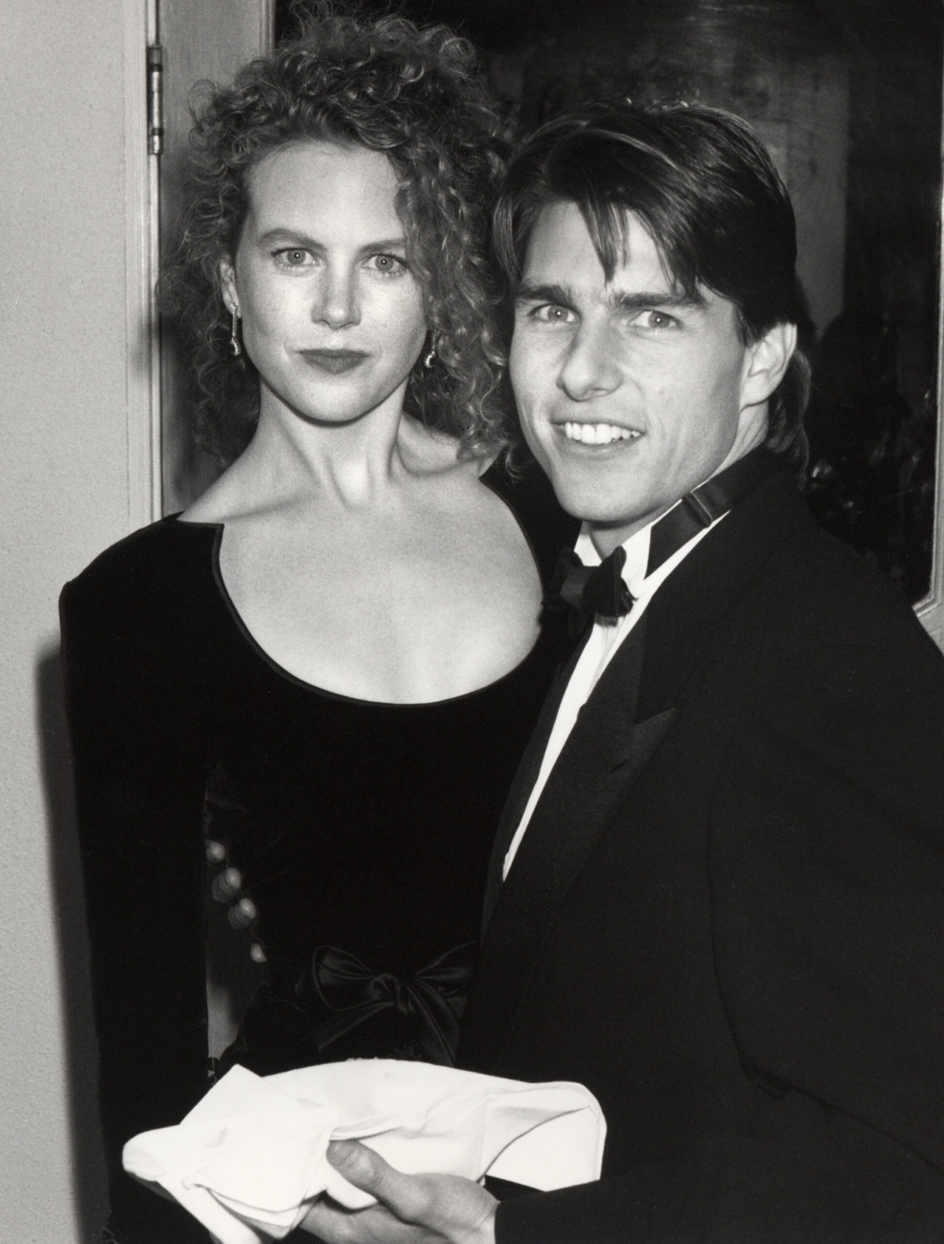 Standing alongside Tom Cruise at the 1991 Academy Awards, this moment captures the peak of her early, natural facial volume. This soft, rounded structure defines the baseline of her visual timeline before any public speculation regarding red carpet transformations began.