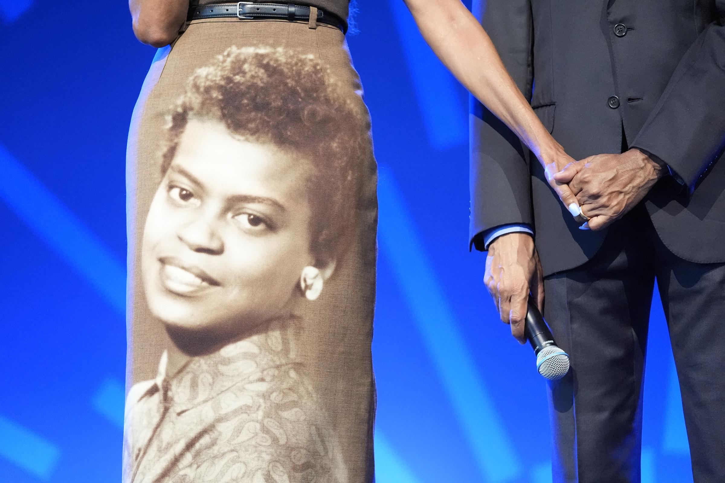 A closer view of the skirt made the tribute unmistakable. The portrait honored Marian Robinson, who died in 2024 at the age of 86.