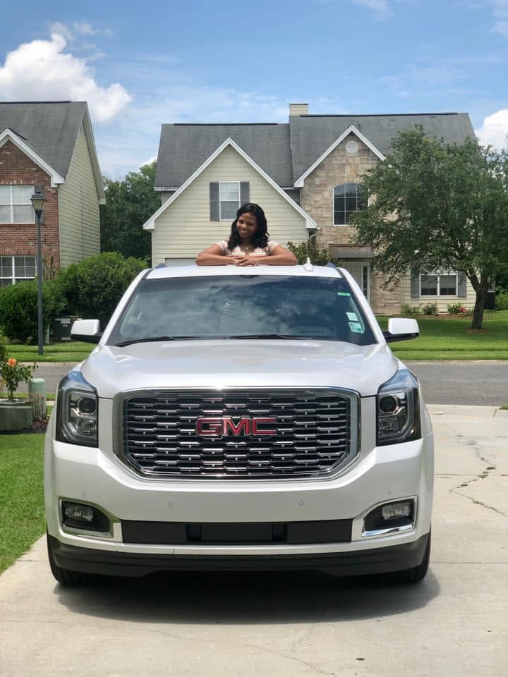 The family's suburban backdrop and large vehicle became part of the broader intrigue surrounding the case. As the story spread, photos like this drew attention because they contrasted sharply with the grim courtroom details.