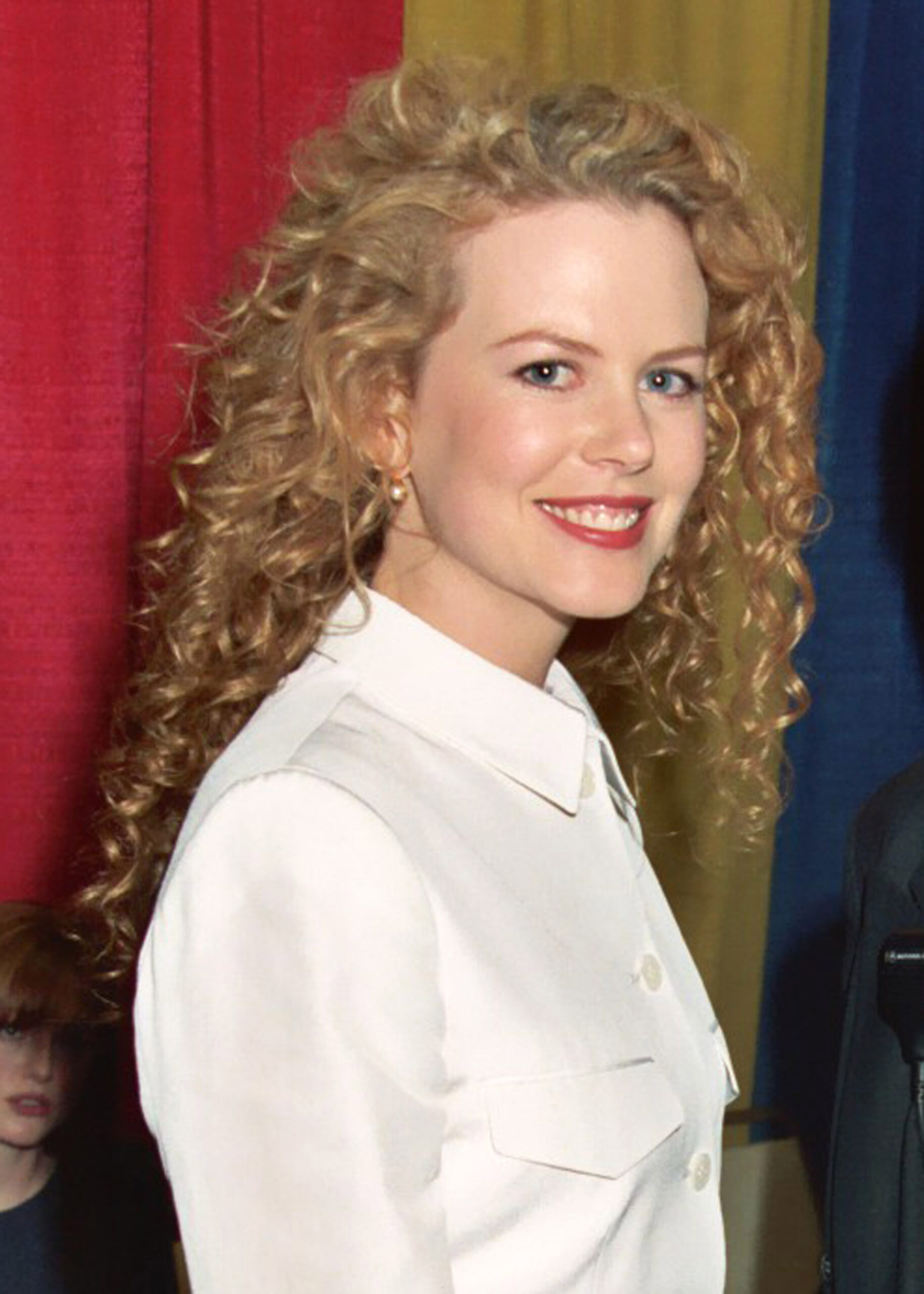 A bright red carpet moment in 1995 highlights her naturally full cheek volume and soft jawline before the era of Hollywood sculpting took over. This porcelain skin reflects the fair complexion she famously protected with an unyielding sunscreen routine.