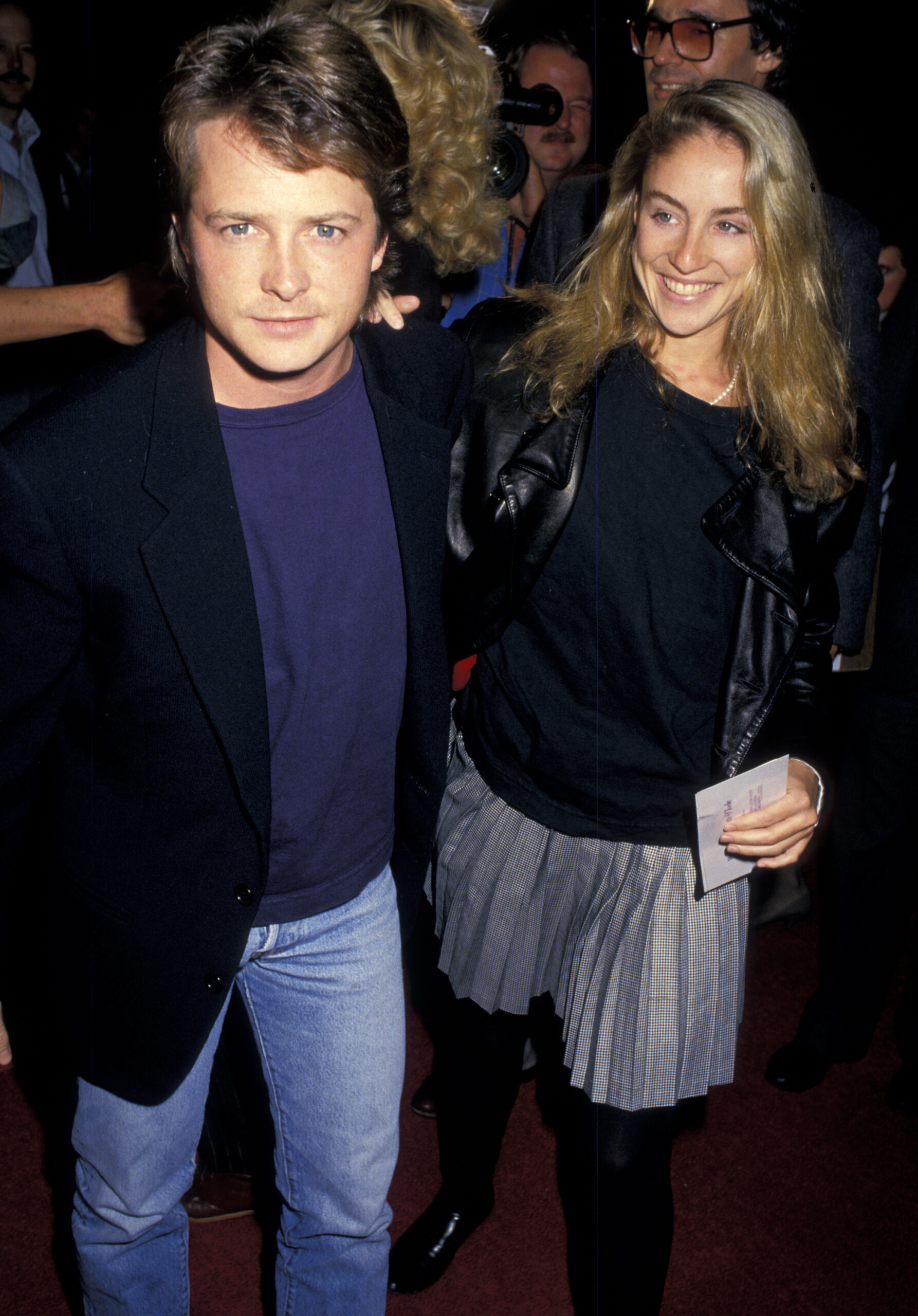 Photographed on November 9, 1987, at the premiere of Cross Your Heart, the couple was stepping out into the public eye during the height of Fox’s massive global stardom. By this point, their off-screen romance was blossoming rapidly.