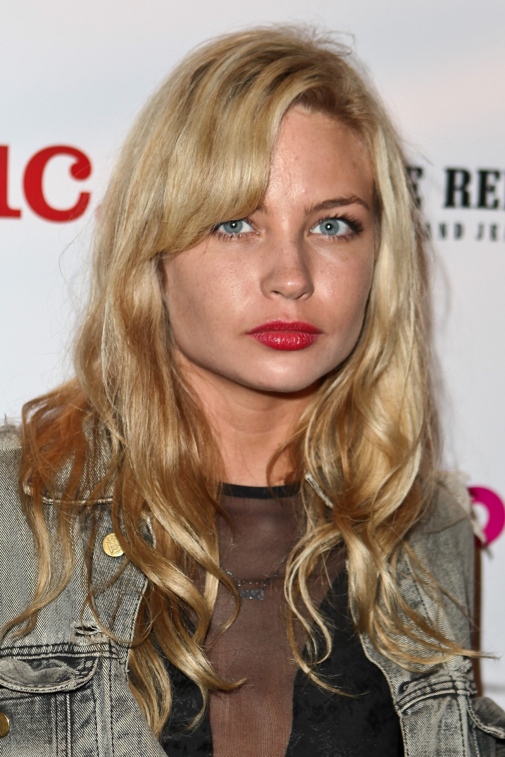 Daveigh's adult transformation made her almost unrecognizable from the child star many fans remembered. The shift reflected not only age, but a life that had moved far from early innocence.