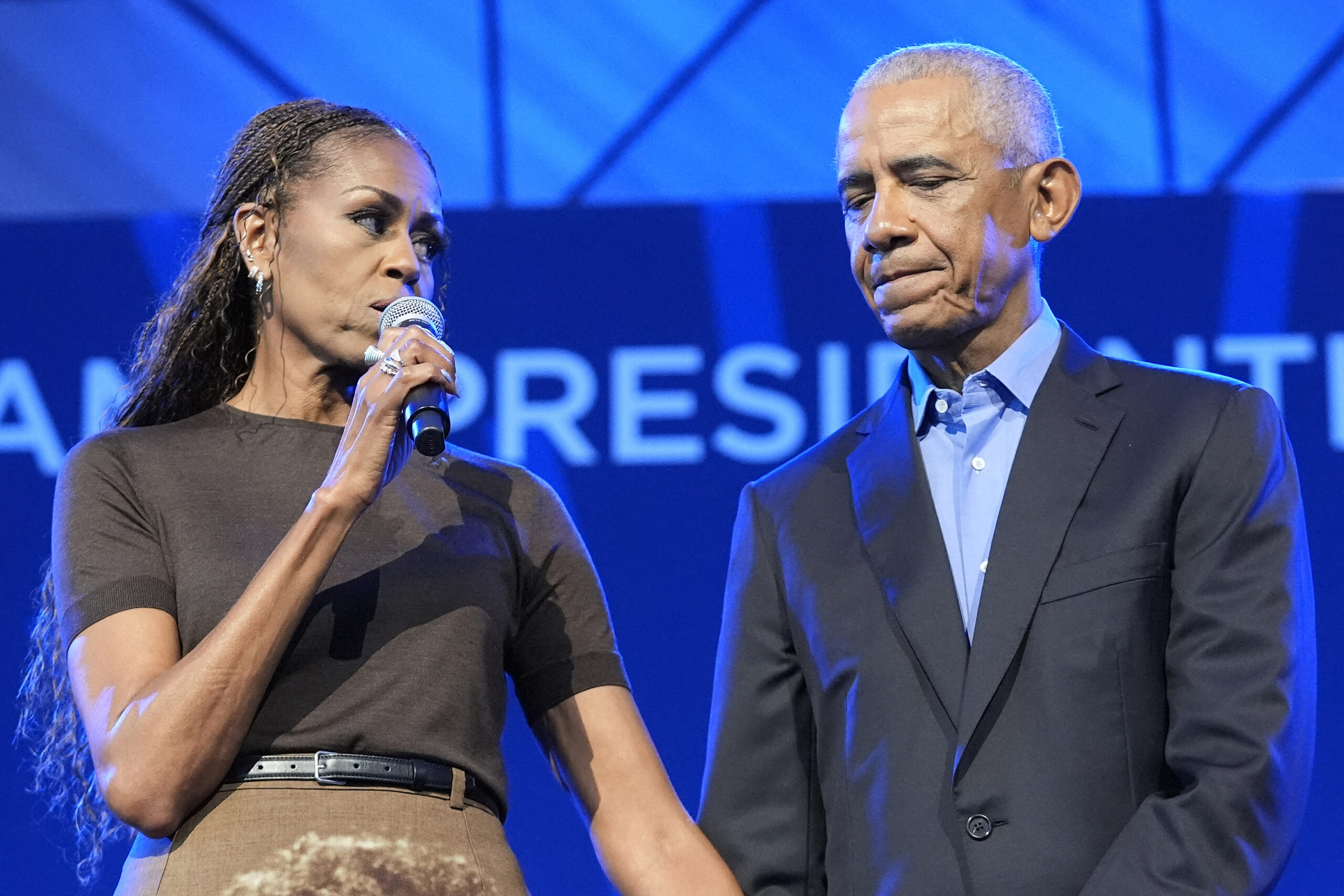 Michelle later revealed that Barack had only learned the meaning behind her skirt minutes before addressing the room. She said the surprise left him visibly affected for a deeply understandable reason.