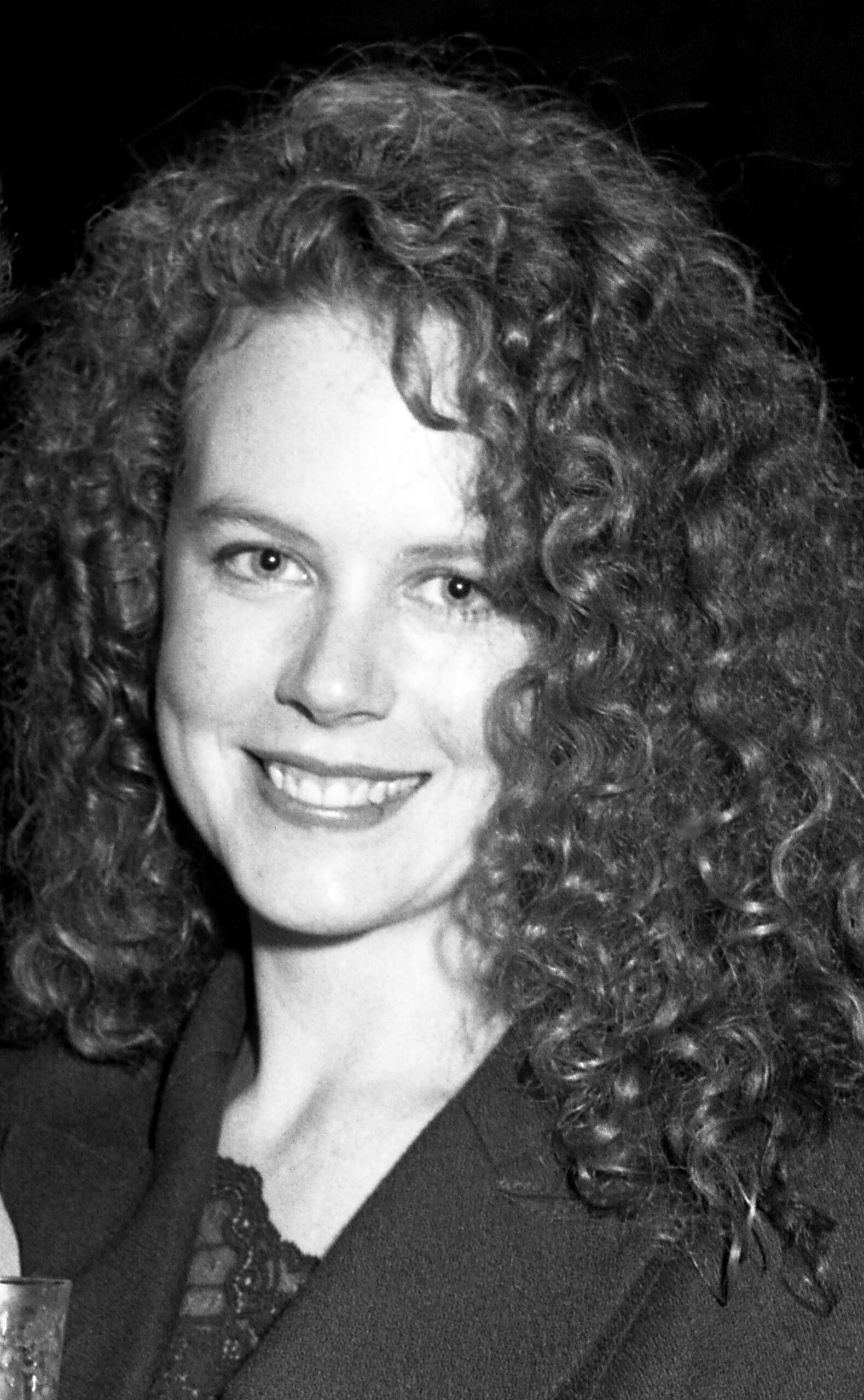 This 1988 Melbourne premiere appearance serves as the foundational baseline that AI algorithms later used to map her natural aging path. At this early stage, her face retained its organic volume completely free from industry aesthetic pressures.