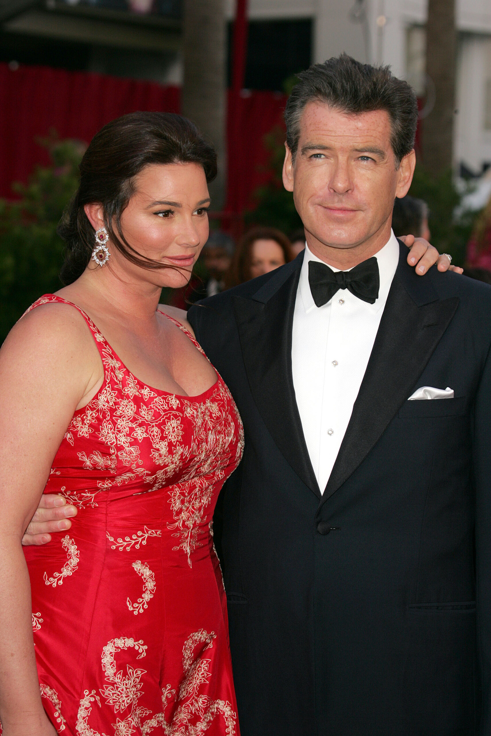 Keely Shaye Smith and Pierce Brosnan arrive at the 77th Annual Academy Awards on February 27, 2005, in Hollywood, California.