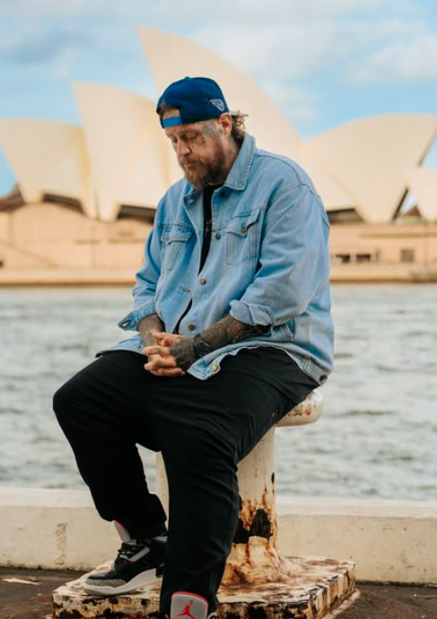 The filing comes after a major personal transformation that fans have been openly linking to the split. Online, commenters quickly began speculating about whether fame, confidence, and a changing lifestyle played a role.