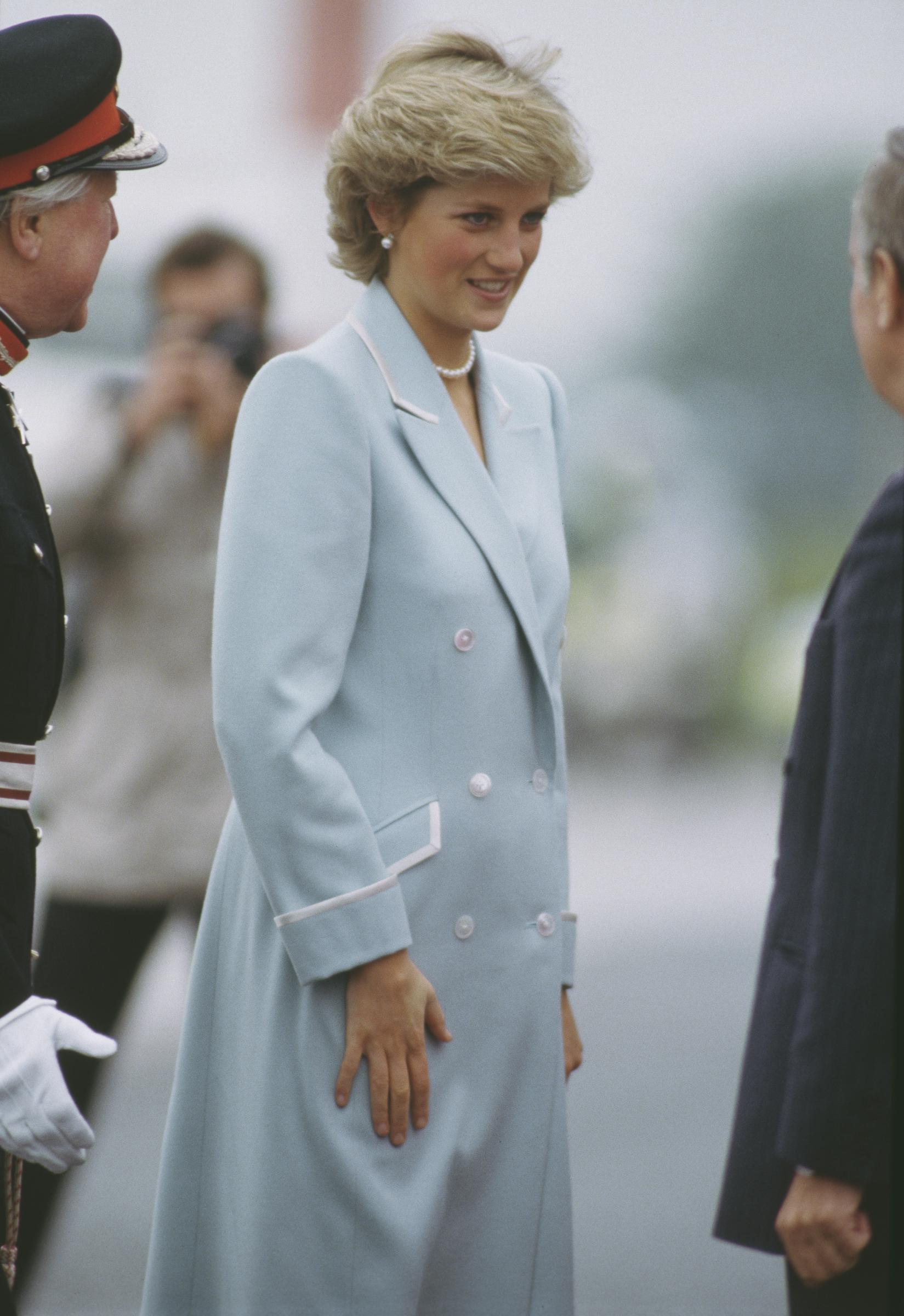 Princess Diana consistently set fashion trends while maintaining an effortless elegance, a standard that Catherine, Princess of Wales, seamlessly carried forward into her own royal wardrobe.