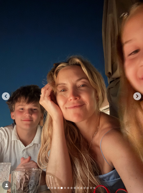 Kate Hudson and her two kids tried to take a selfie while having dinner during their vacation, but Rani was slightly cut from the frame.