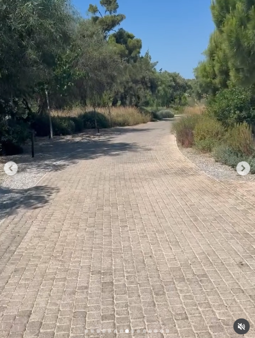 A video on this carrousel showed Kate Hudson going for a bike ride, proving how active she likes to be while staying in Greece.