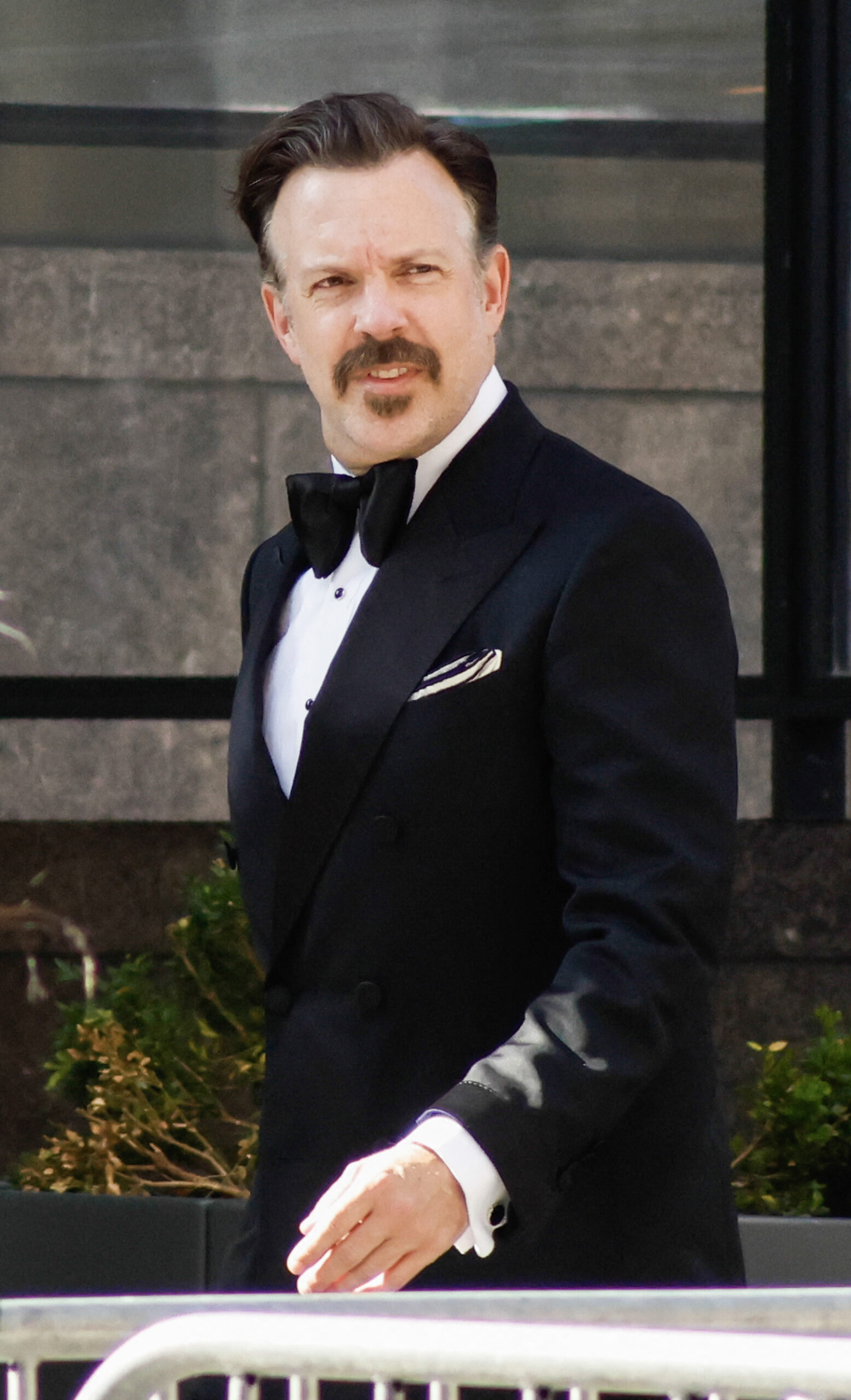 Jason Sudeikis arrives at Madison Square Garden on July 3, 2026, for Taylor Swift and Travis Kelce's wedding. He was among the celebrity guests spotted outside the venue before the private ceremony.
