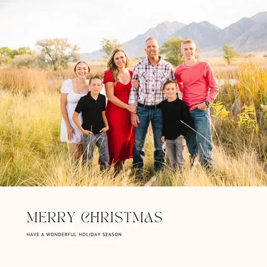 Standing together in a sunlit field with mountains rising behind them, the entire Long family posed for a festive Christmas card. Today, the warm holiday greeting serves as a poignant reminder of the life they shared before tragedy struck.