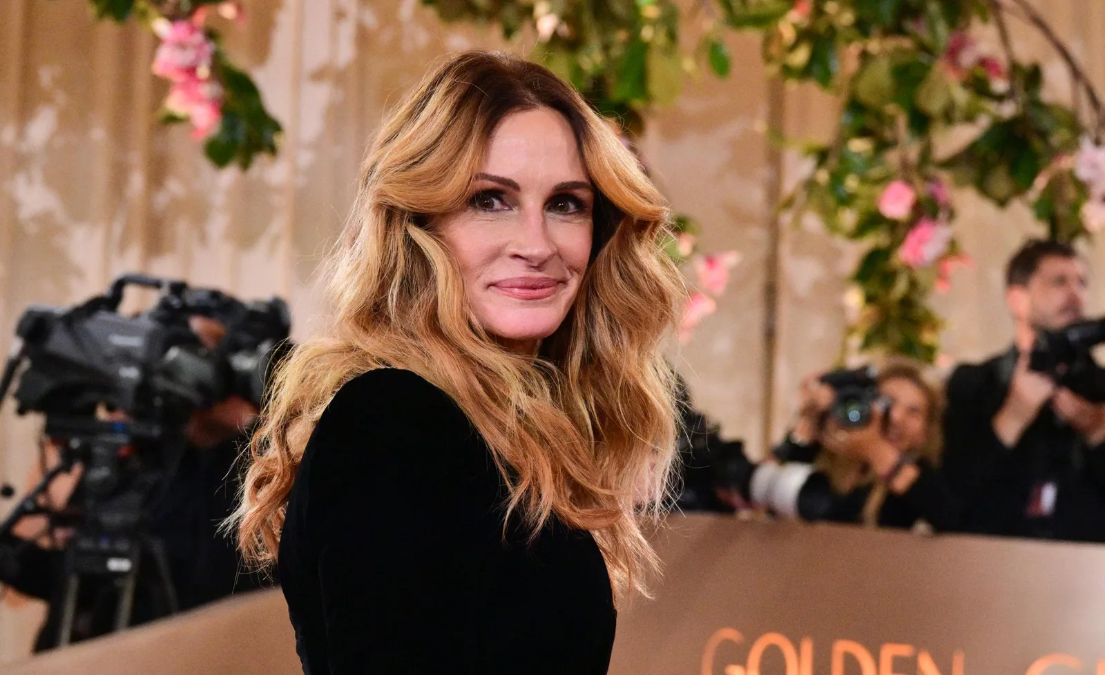Julia Roberts arrives at the 2026 Golden Globe Awards in Beverly Hills. Just months later, the Oscar winner made headlines for a much quieter moment after she was photographed spending time with her 21-year-old son in New York.
