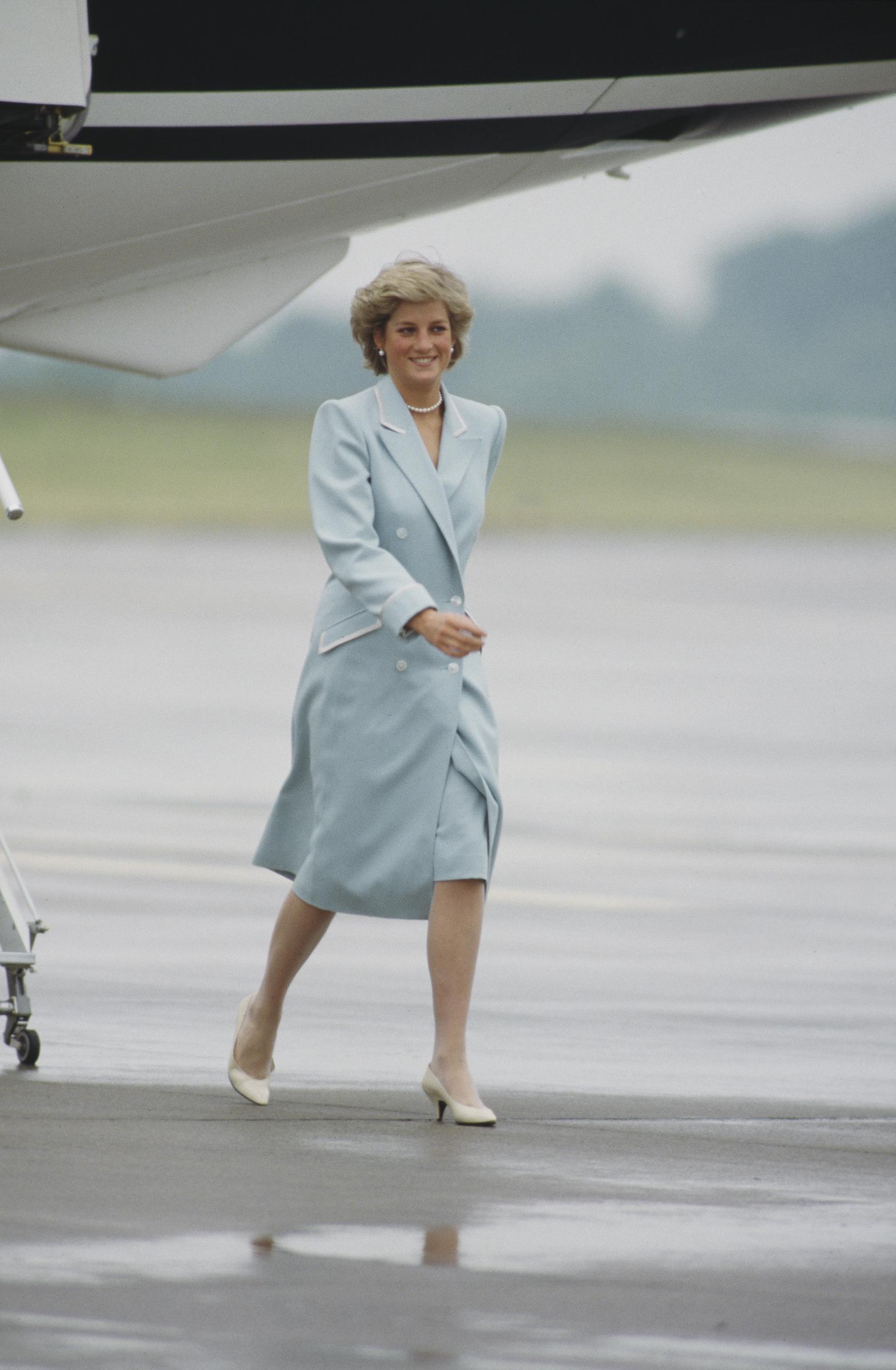 Many observers frequently compared her style choices to those of her late mother-in-law, but this particular outfit drew even stronger parallels. On this occasion, Diana, Princess of Wales arrived at Huddersfield Airport in July 1987, in Huddersfield, United Kingdom.