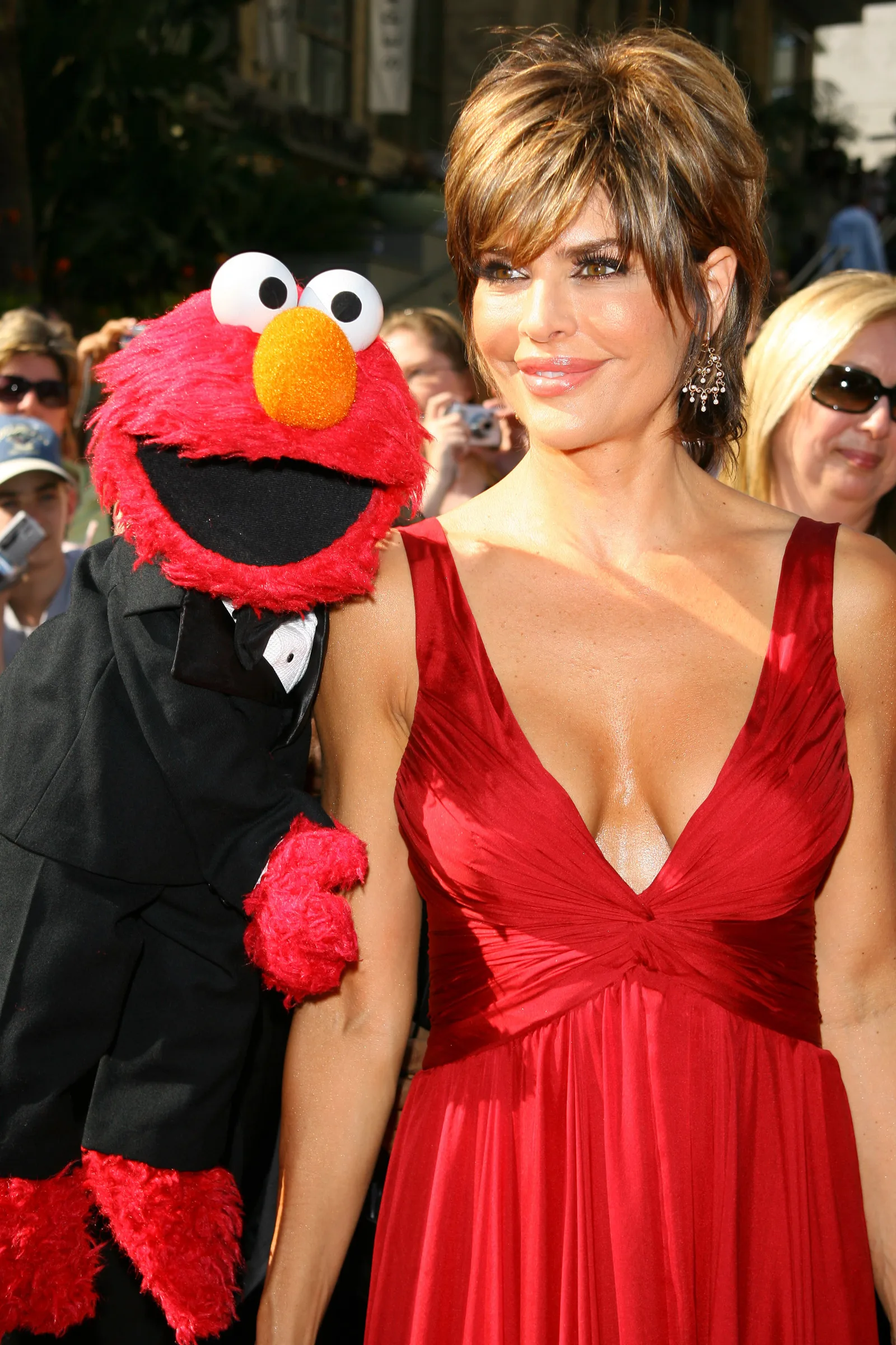 Lisa Rinna and Elmo at the 34th Annual Daytime Emmy Awards in Hollywood, California in 2007.